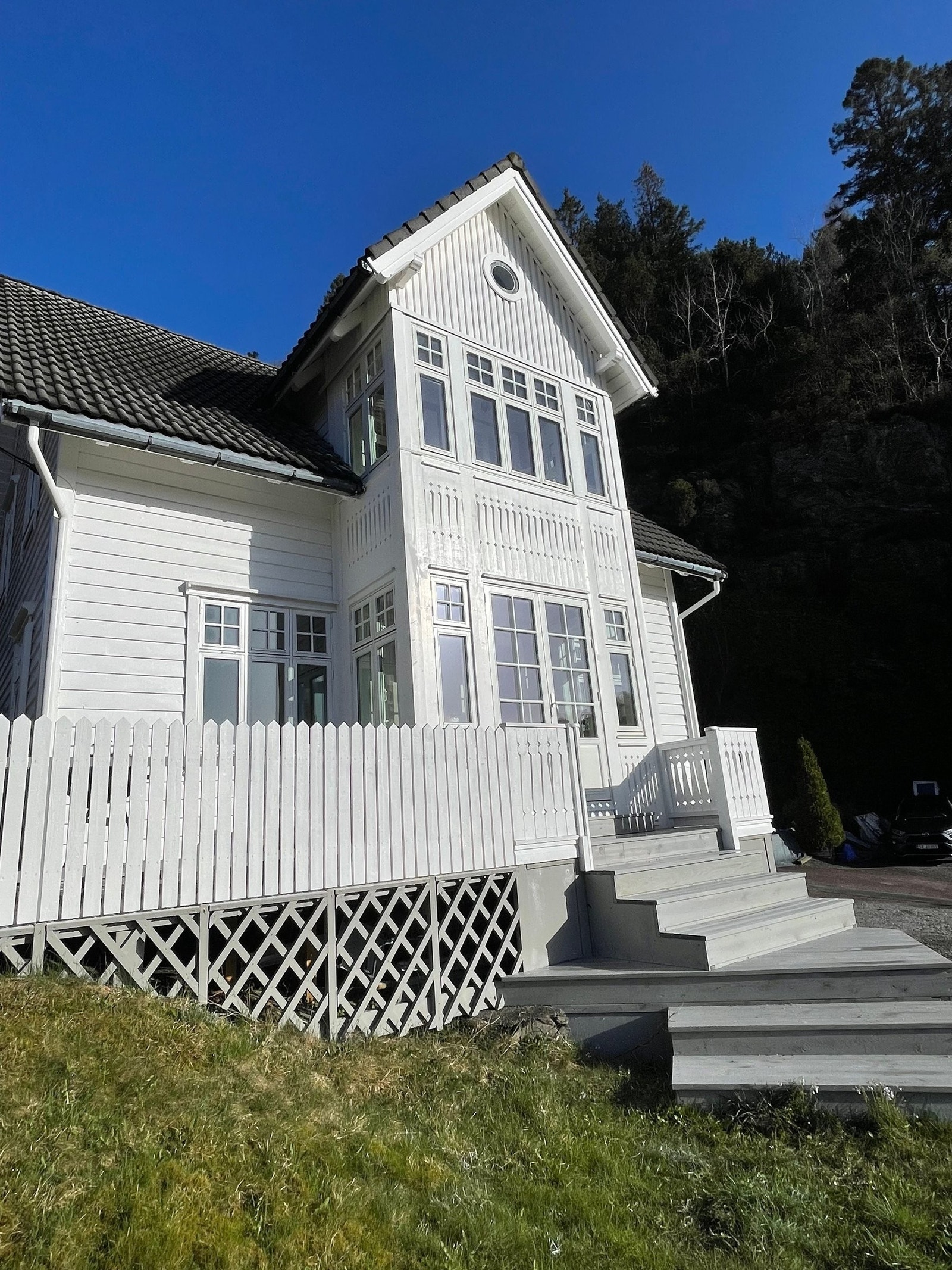 Liten terrasse i ly for nordavind Galleribilde