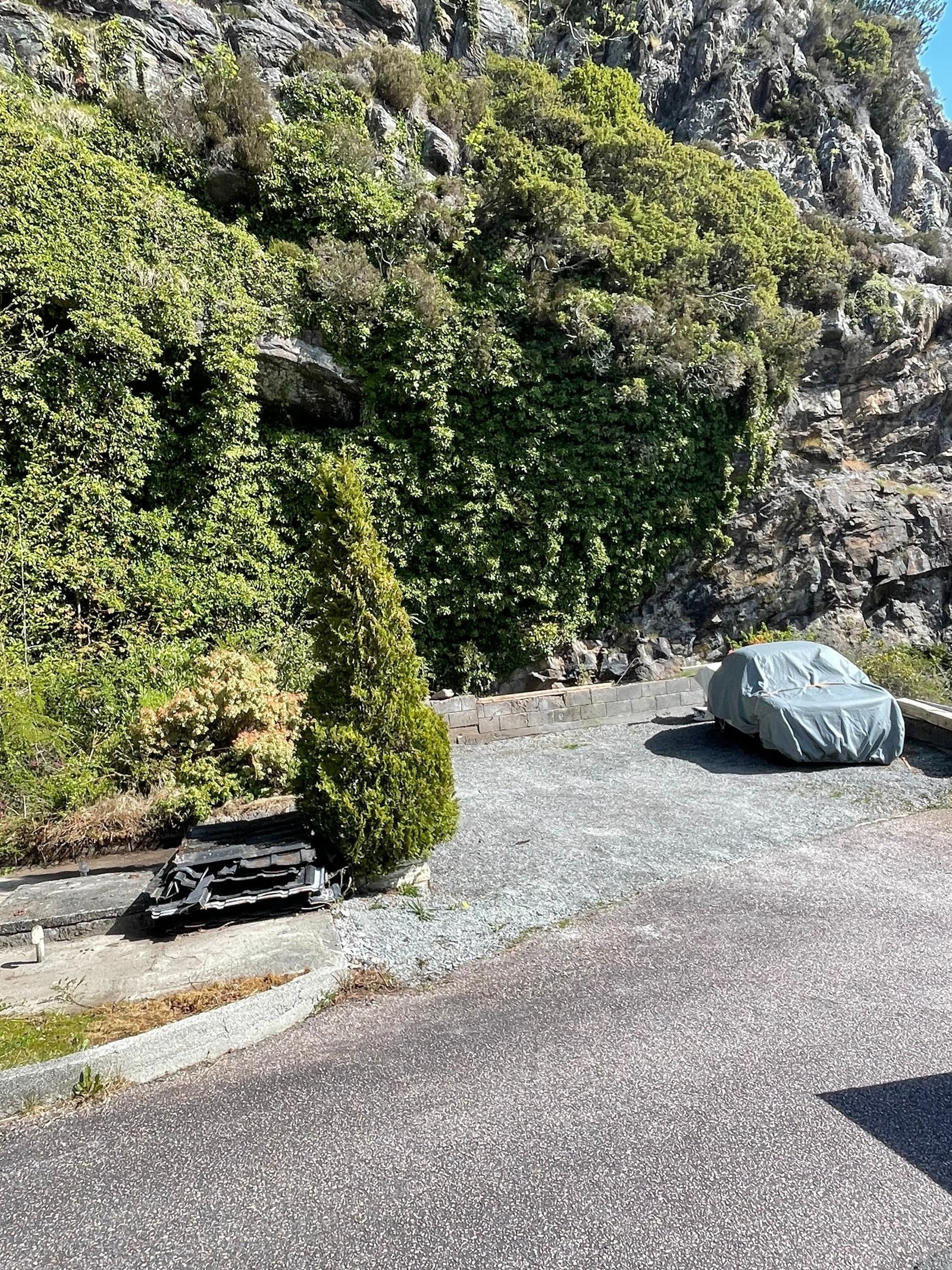 Biloppstillingsplasser 50 m2 (og fremtidig garasje med hobbyrom i 2 dre etg. eller løe med plass til bil.) Galleribilde