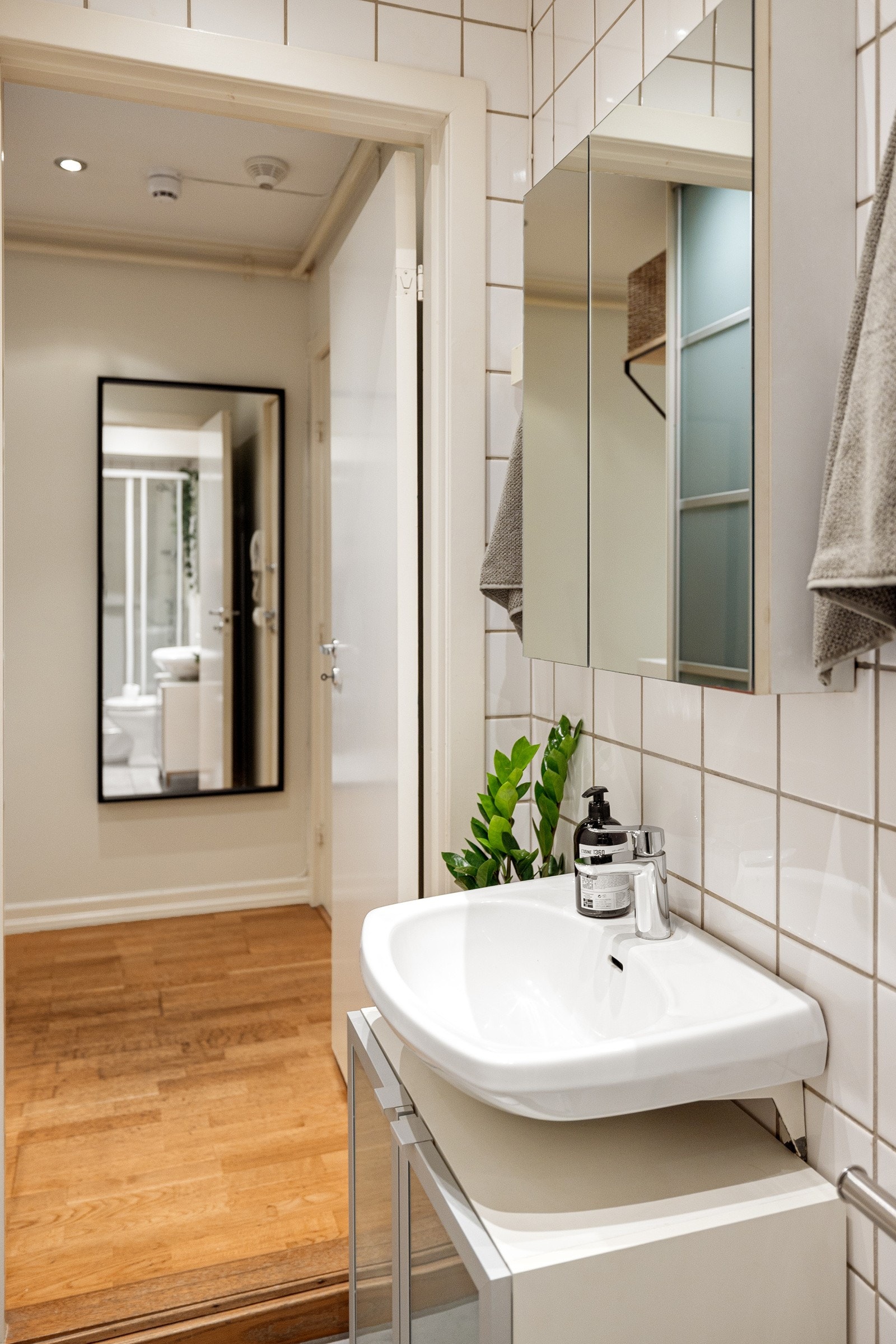 Synlige vannrør av kobber. Synlige avløpsrør av plast. Avtrekksventil plassert på vegg. Galleribilde