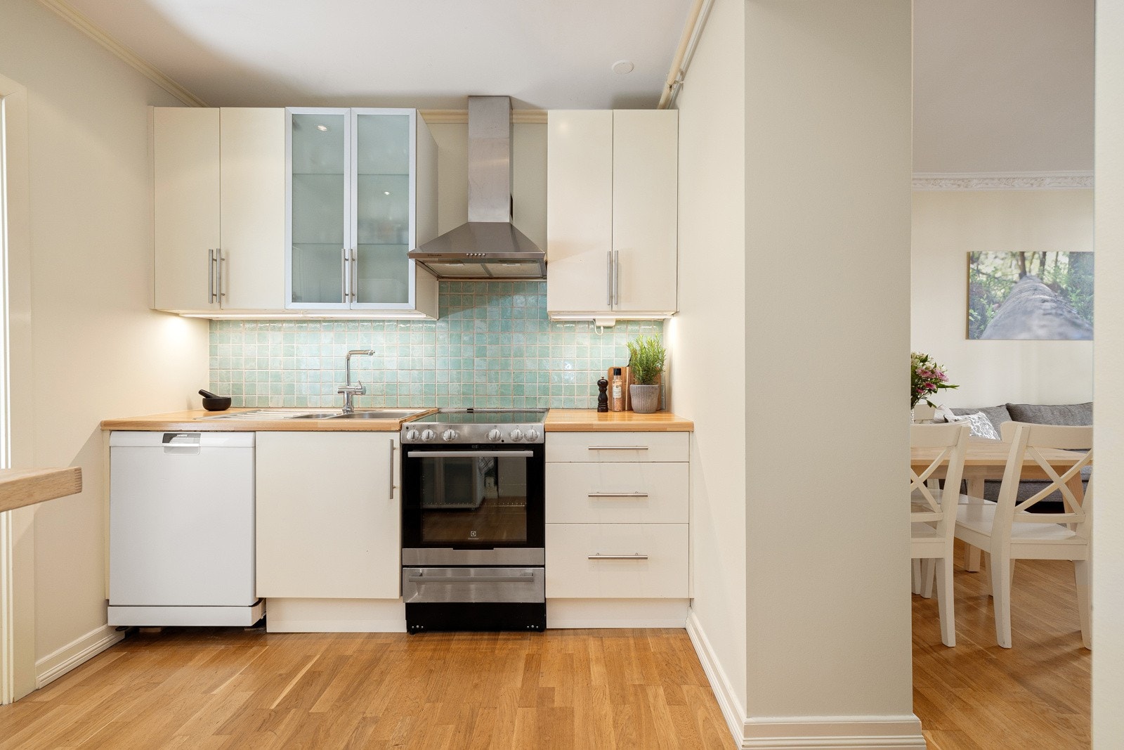 Innredning er lys med slette fronter og benkeplate av laminat. Galleribilde