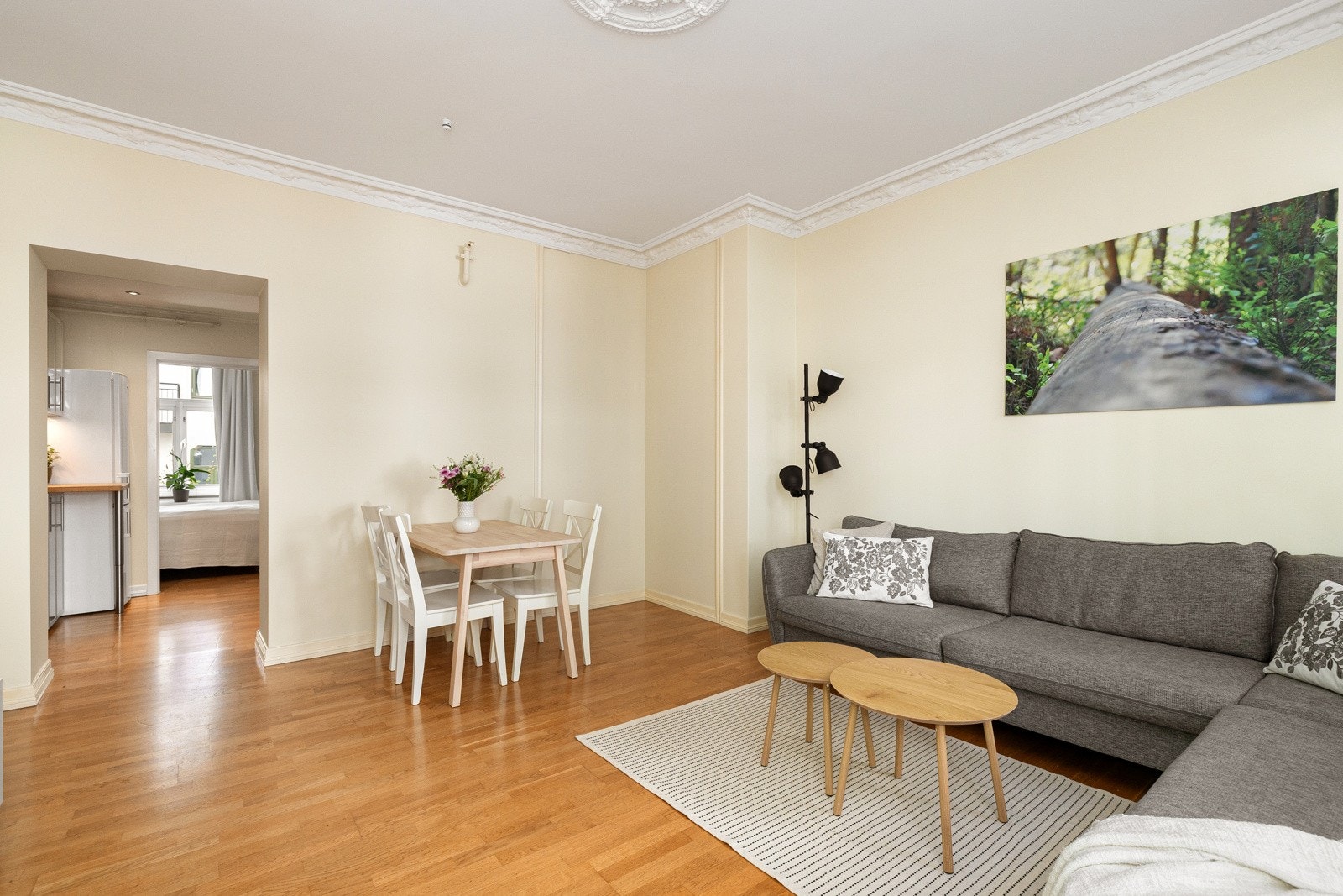 Stuen har også rom for spisebord for hyggelig middagsselskaper. Galleribilde