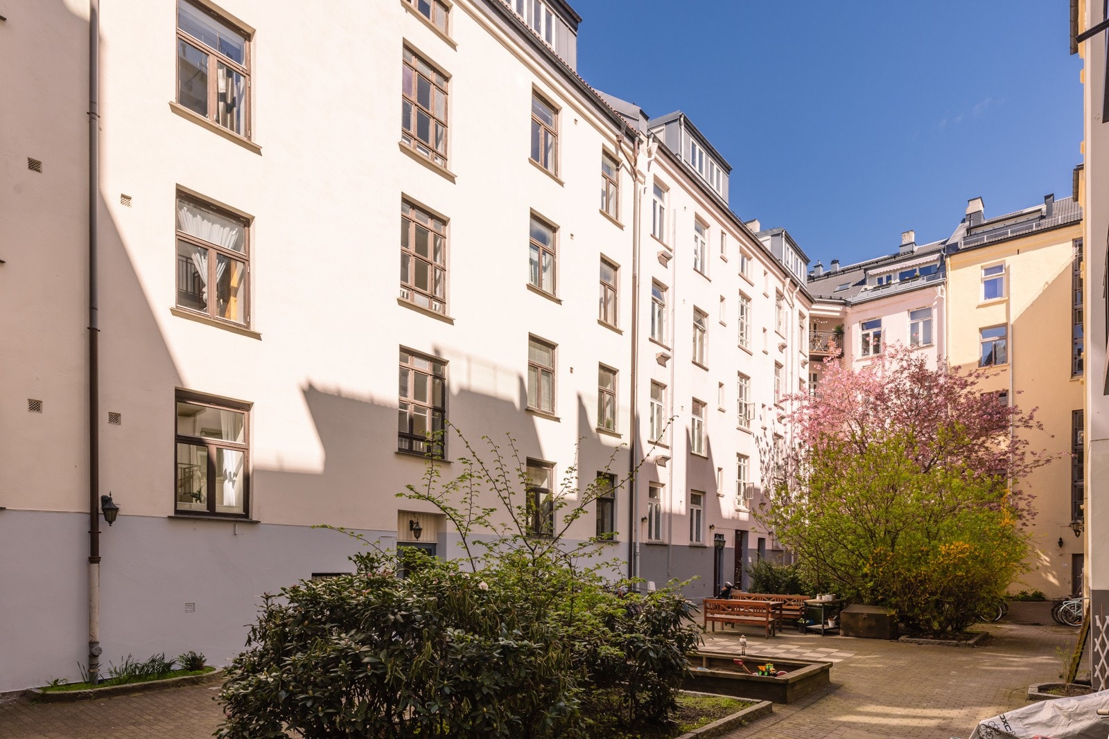 Fantastisk flott og opparbeidet felles gårdsrom. Galleribilde