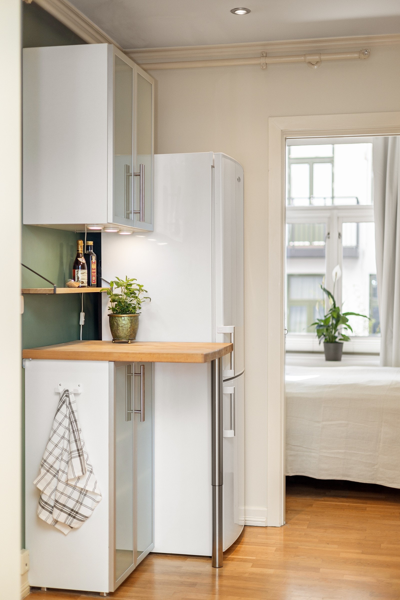 Kjøkkenet ligger separat fra stuen og har en lys, pen innredning. Galleribilde