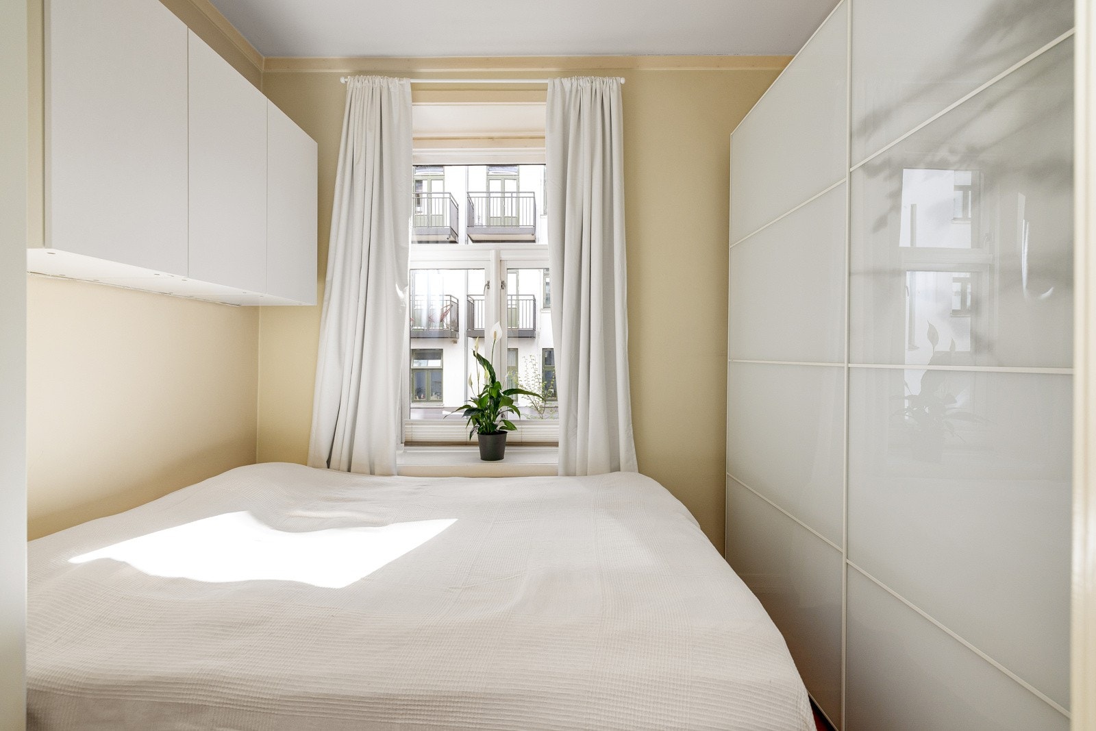 Plass til dobbeltseng og medfølgende skyvedørsgarderobe, samt skap montert over seng. Galleribilde