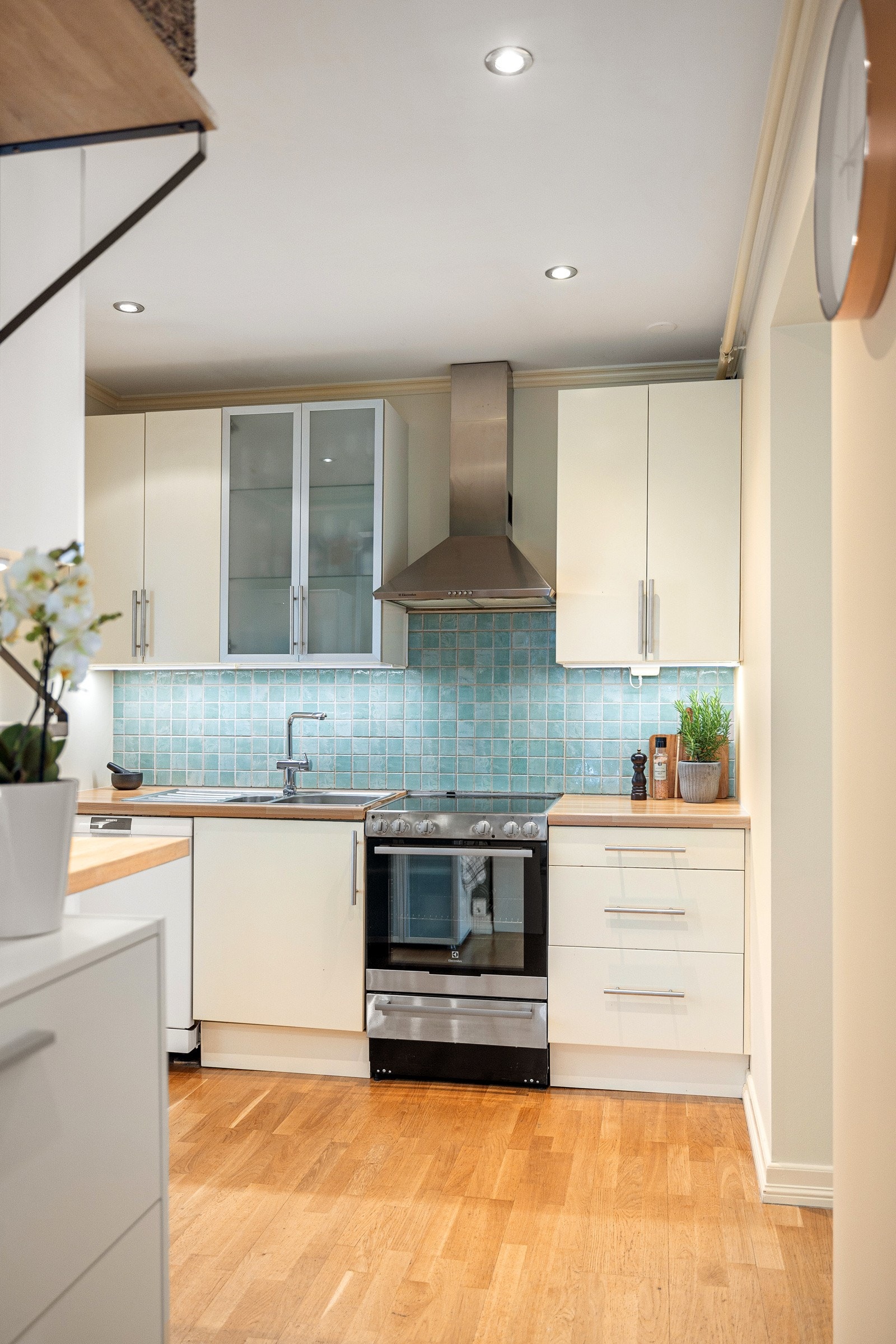 Kjøkkenet er utstyrt med frittstående hvitevarer (medfølger). Galleribilde