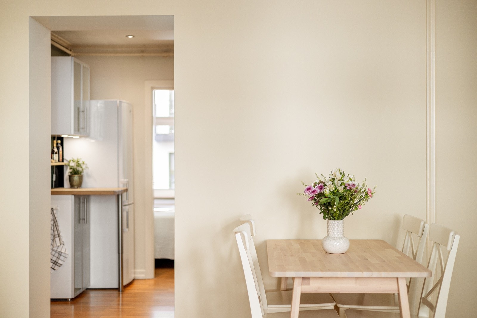 Lysmalte overflater og parkett på gulv. Galleribilde