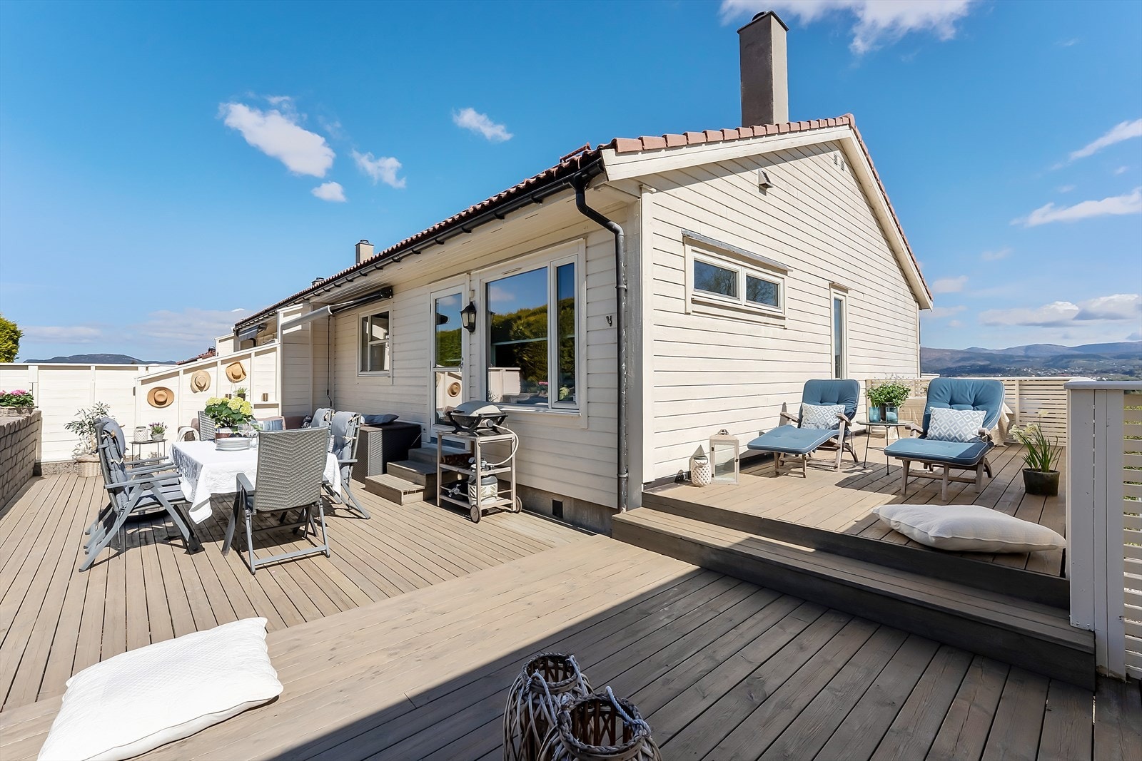 Det er gode solforhold på eiendommen og på den lune og trivelige terrassen kan man nyte flott ettermiddags- og kveldssol Galleribilde