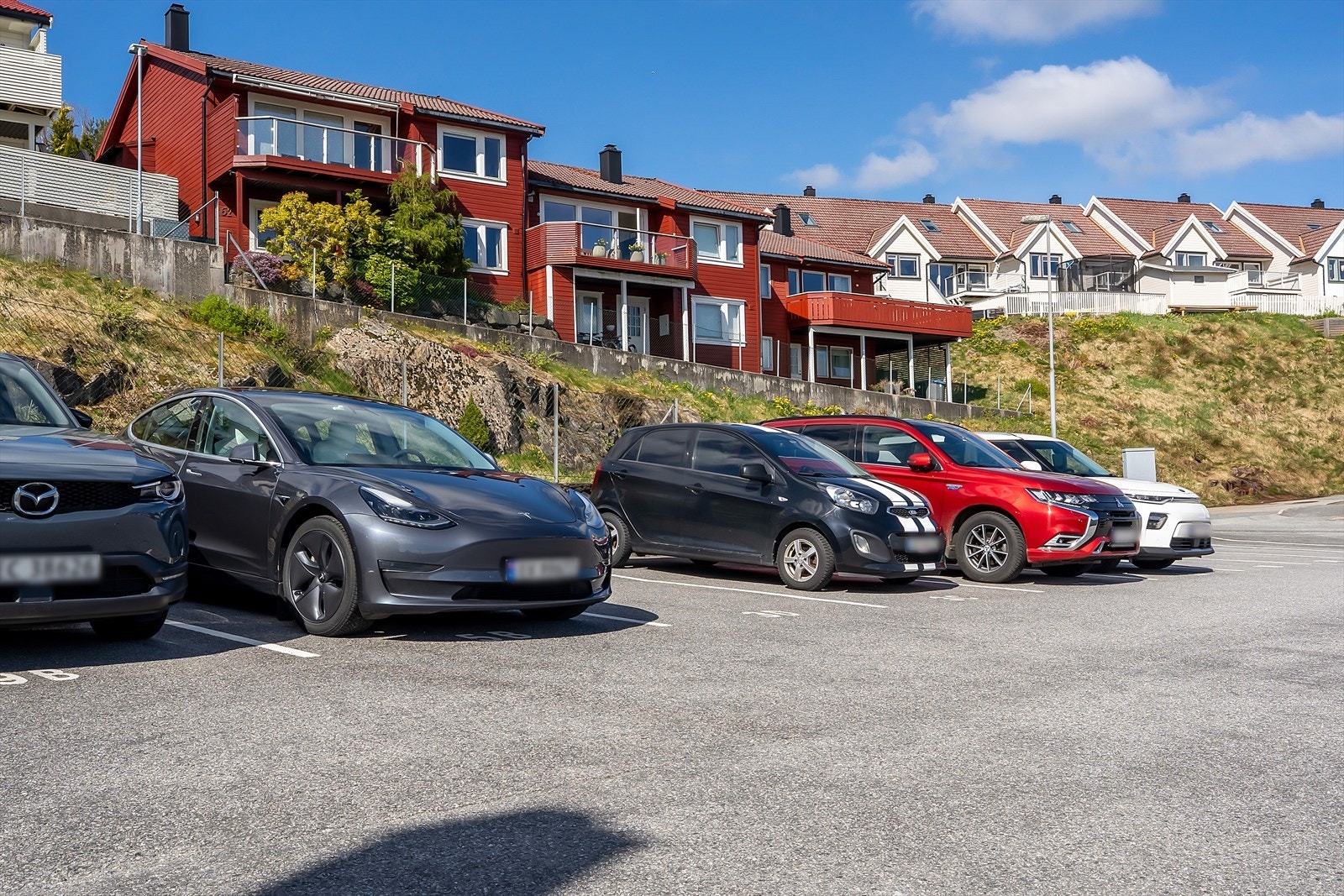 Parkering på fellesareal med elbillading (Easee). I dagens løsning fakturerer Plugpay den enkelte for forbrukt strøm Galleribilde
