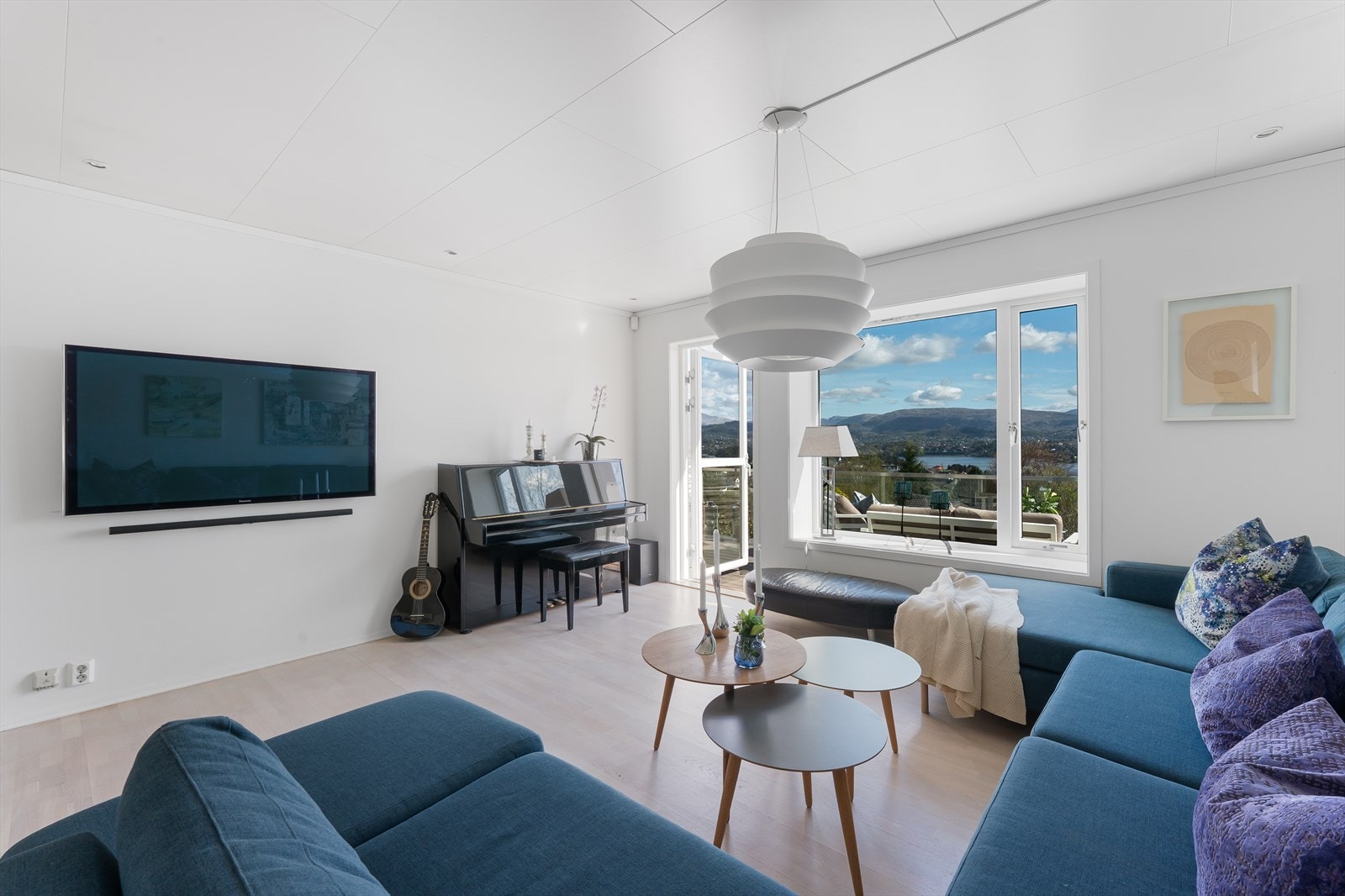Direkte adkomst til begge terrassene fra stuen Galleribilde
