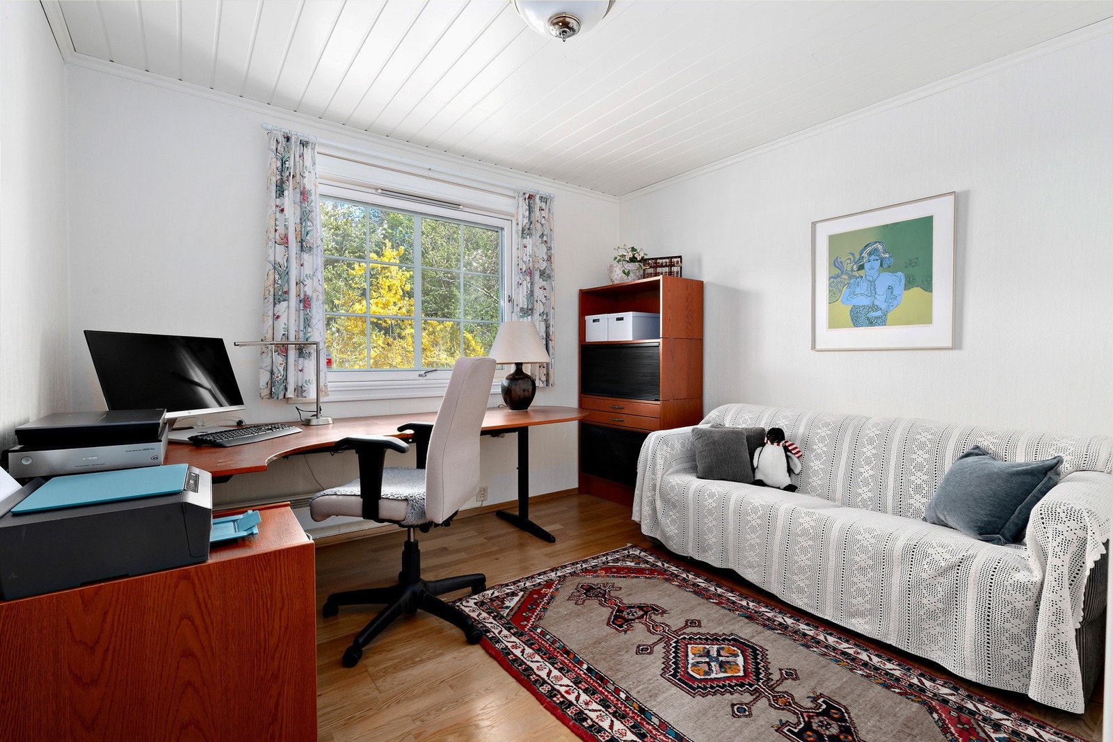 Kontor/soverom med god plass til seng og skrivepult. Galleribilde