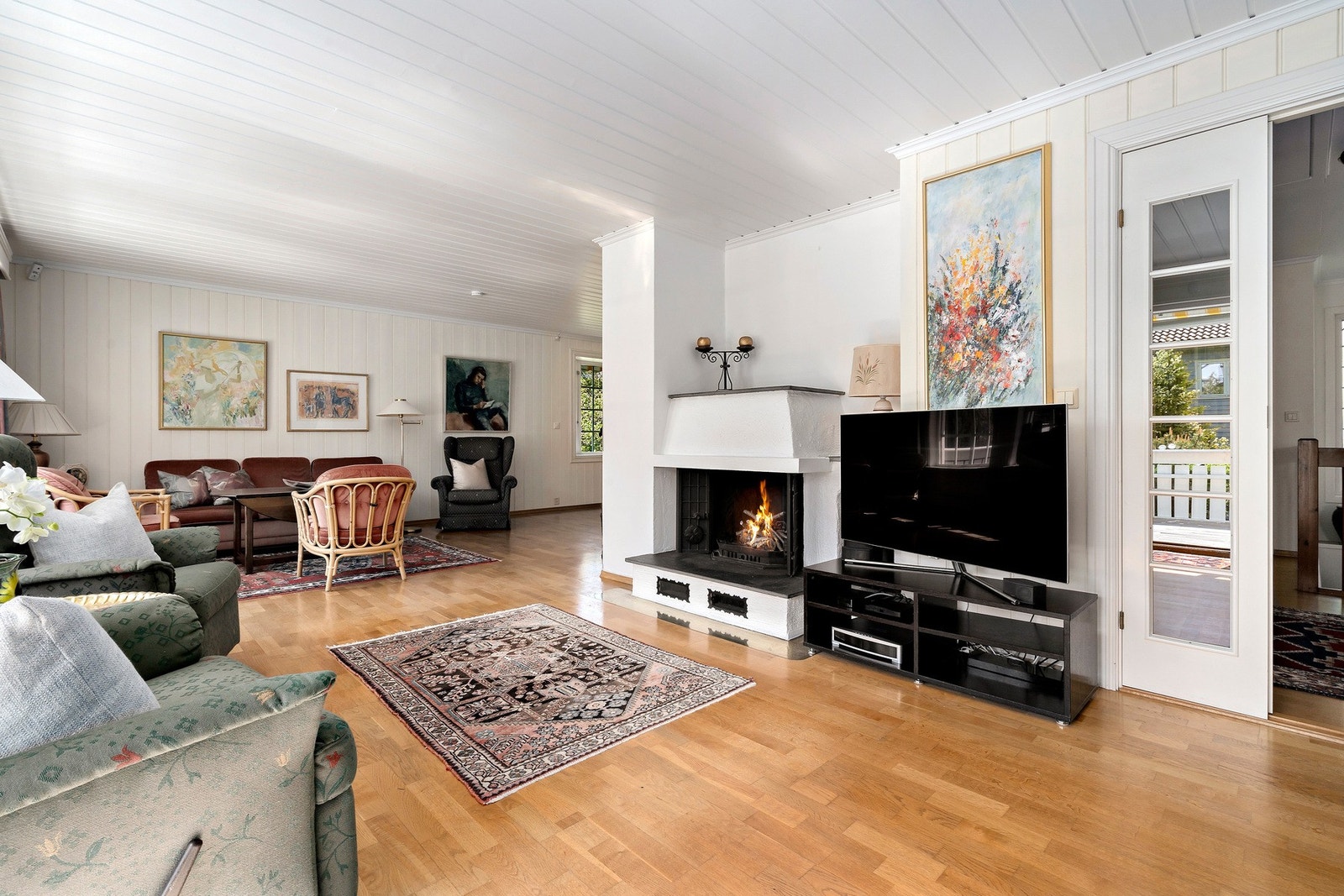 I den store vinkelstuen finner vi en hyggelig peis som varmer godt på de kaldeste dagene. Galleribilde