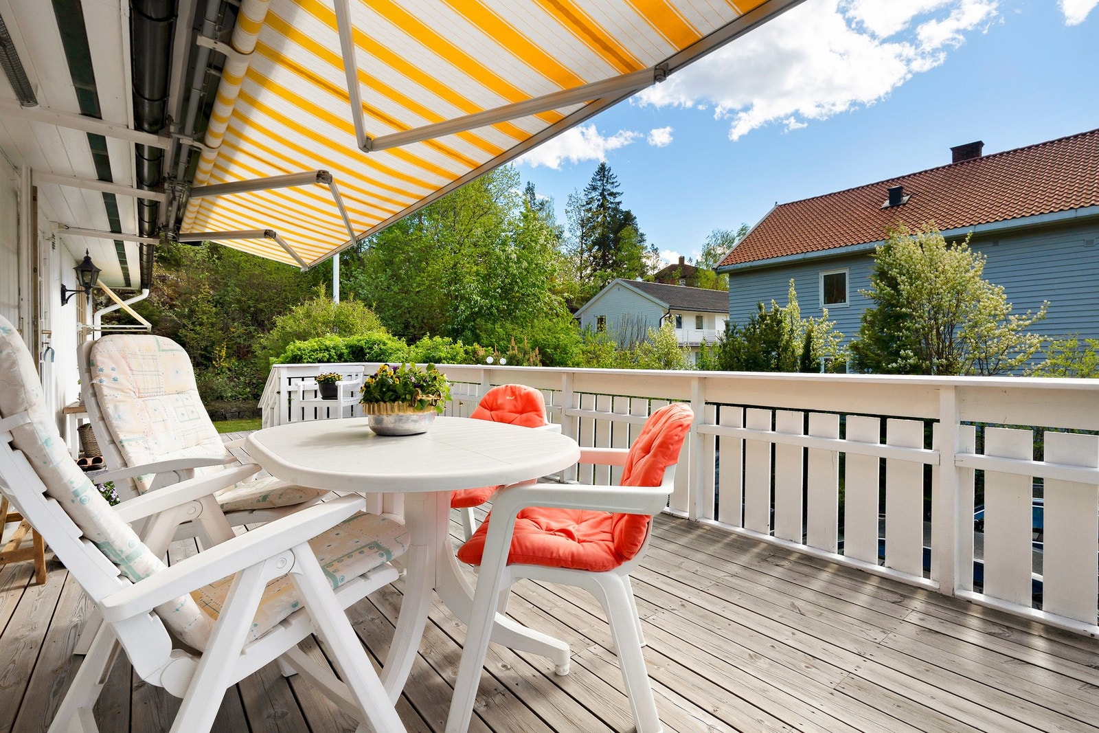 Stor terrasse med markise som går over hele terrassen. Galleribilde
