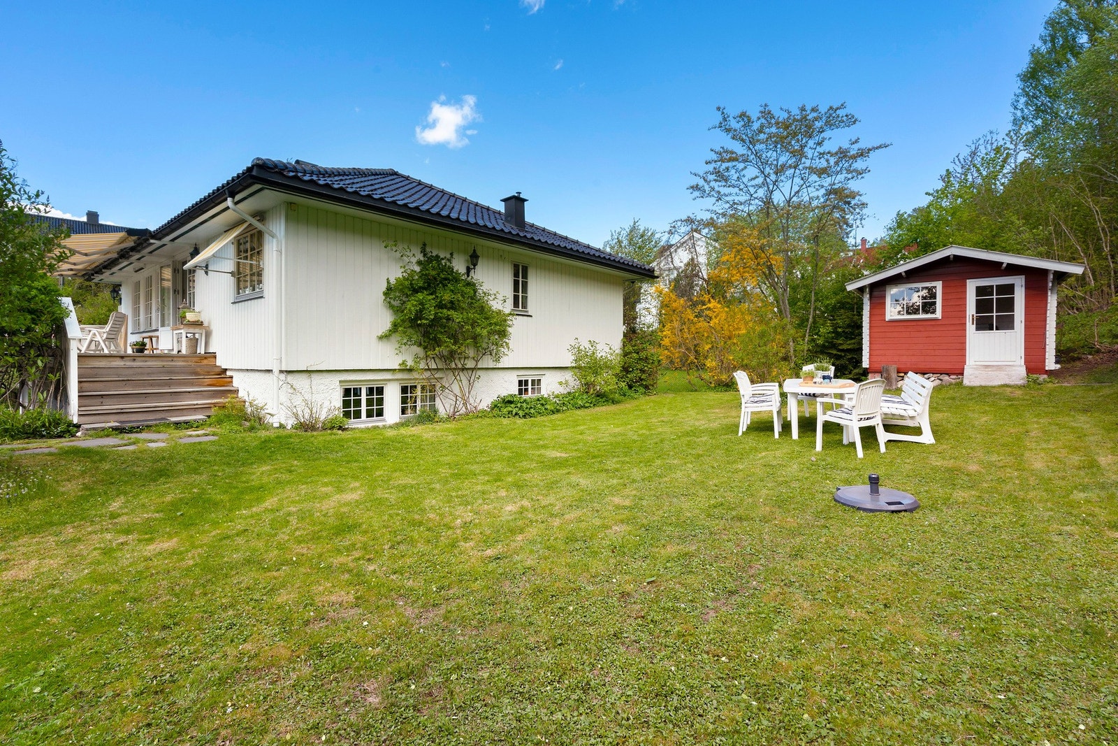 Solrik og usjenert hage, tilbaketrukket fra Skogveien. Galleribilde