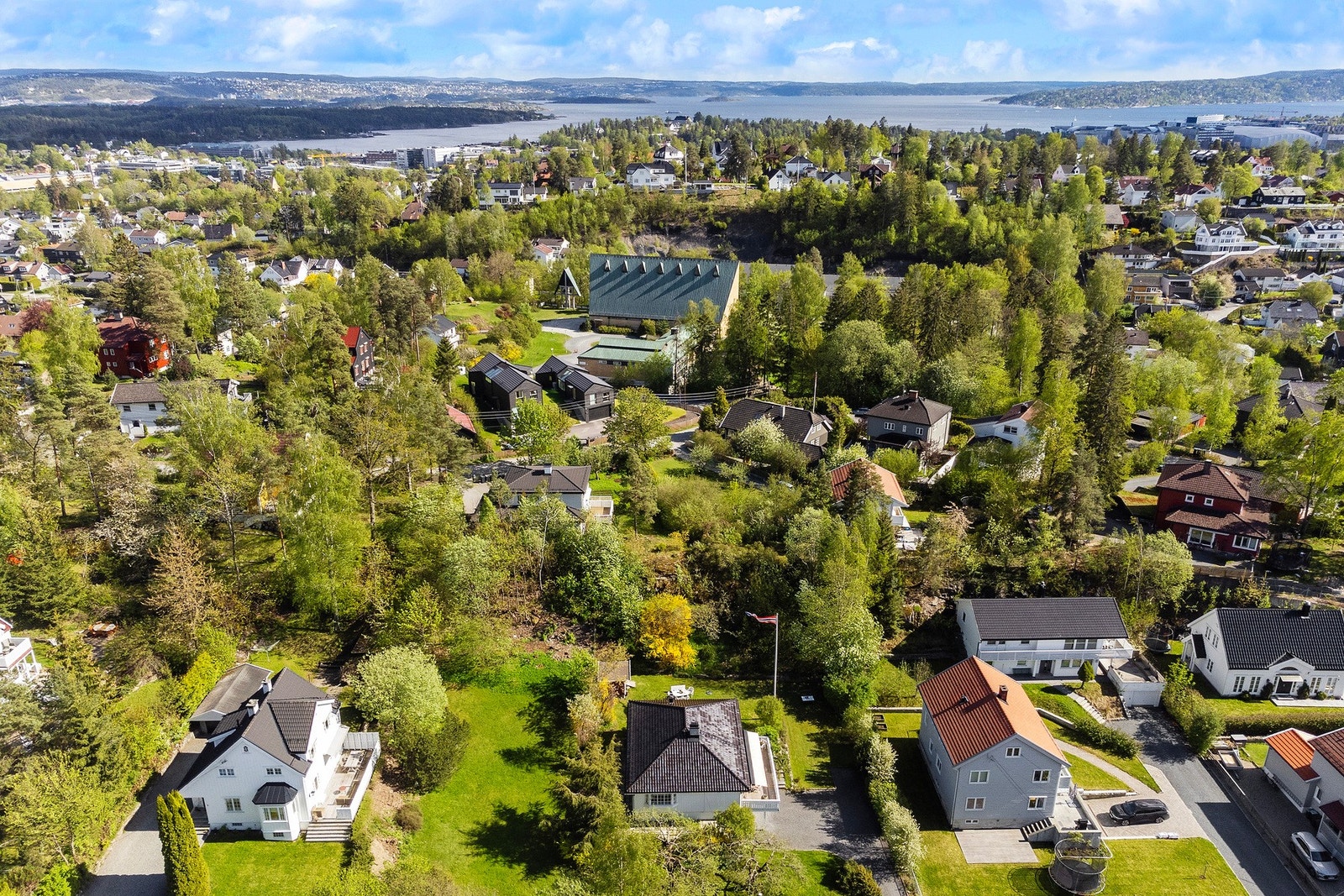 Eiendommen ligger i en svært stille og rolig del av Skogveien. Galleribilde