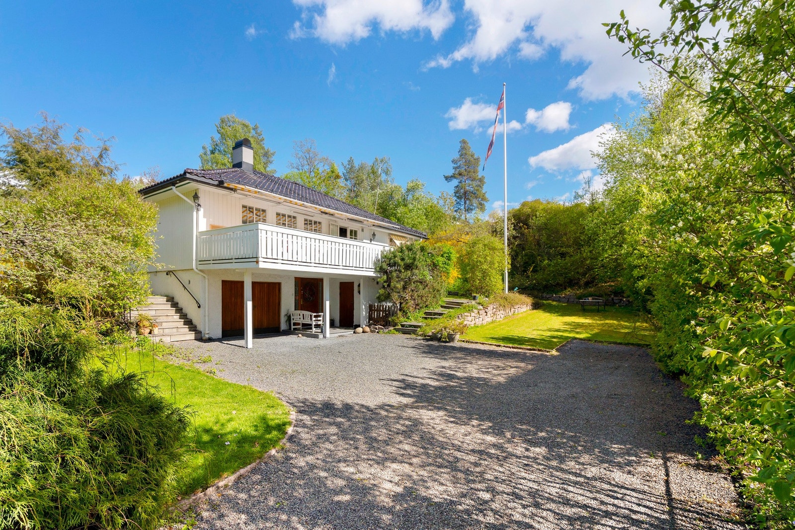 Stor, gruslagt gårdsplass Galleribilde