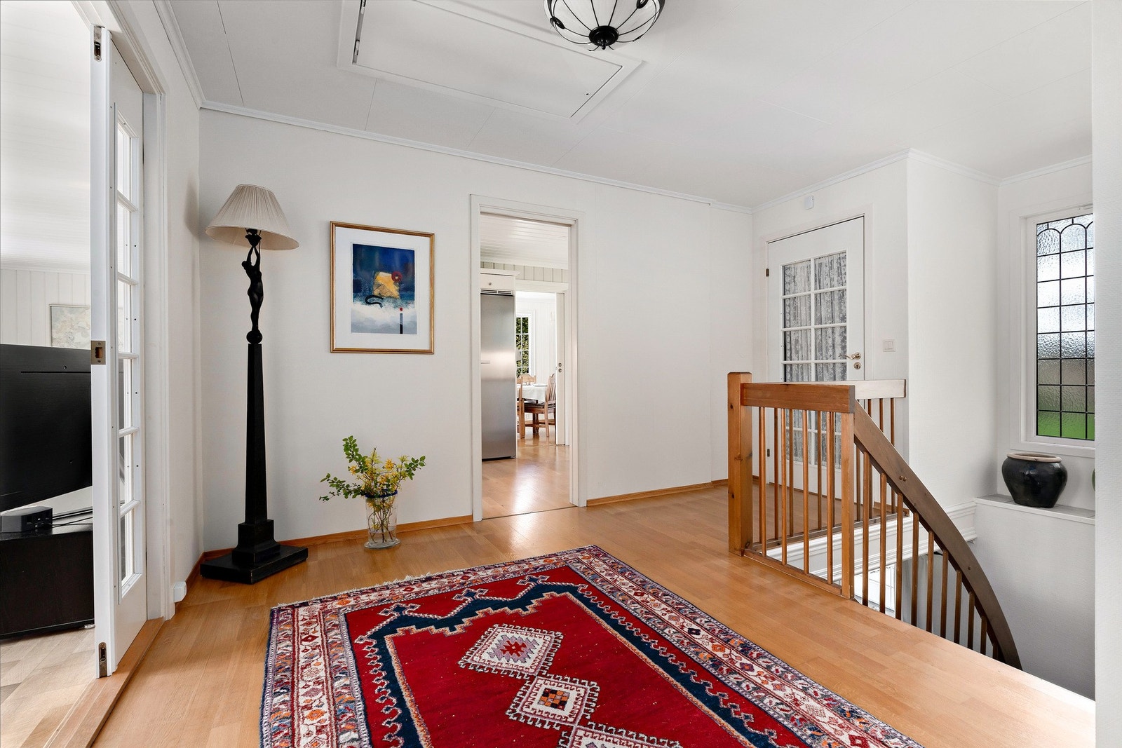 Stor hall med adkomst til bod, samt mulighet for å gjenåpne inngangen på baksiden av huset. Loftsluke med trappeadkomst. Galleribilde
