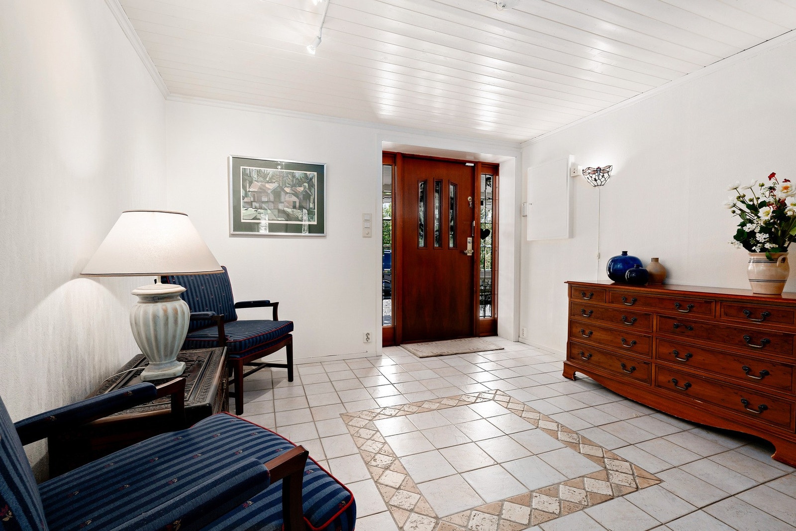 Romslig hall med gode muligheter for enda mer skap og lagring. Galleribilde