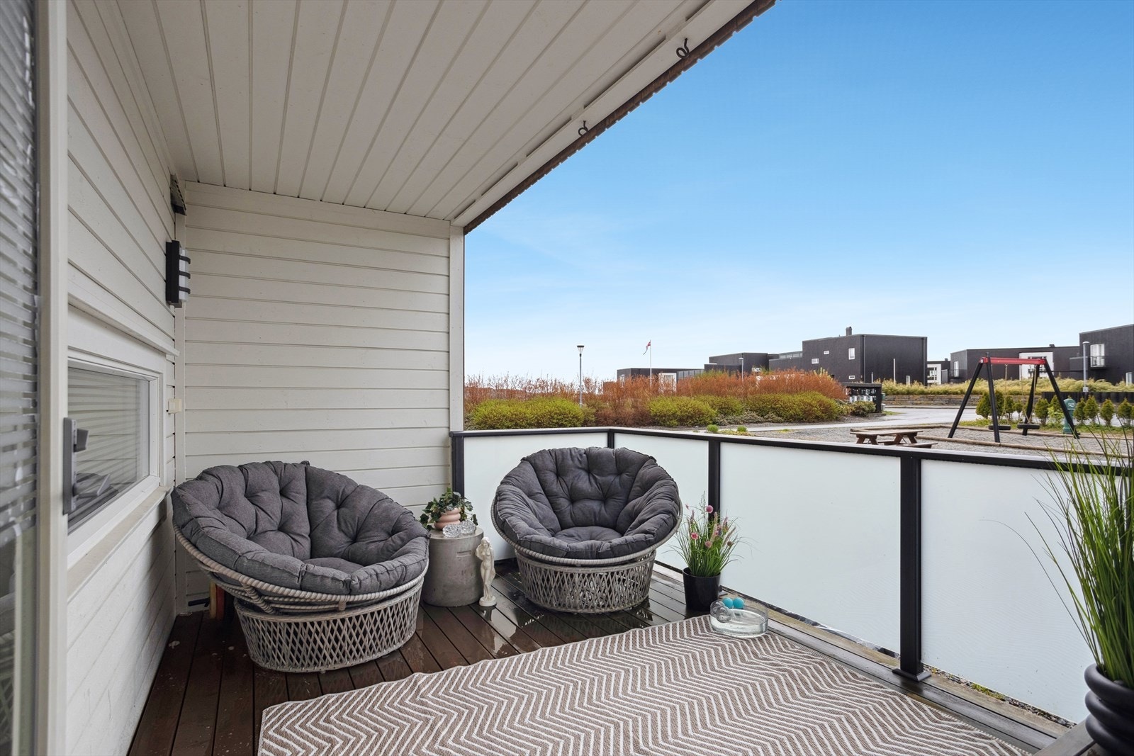 Vestvendt terrasse med takoverbygg Galleribilde