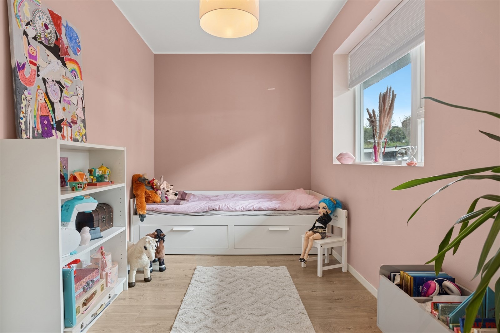 Et romslig barnerom med plass til seng og leker, perfekt for å skape sin egen lille oase. Galleribilde