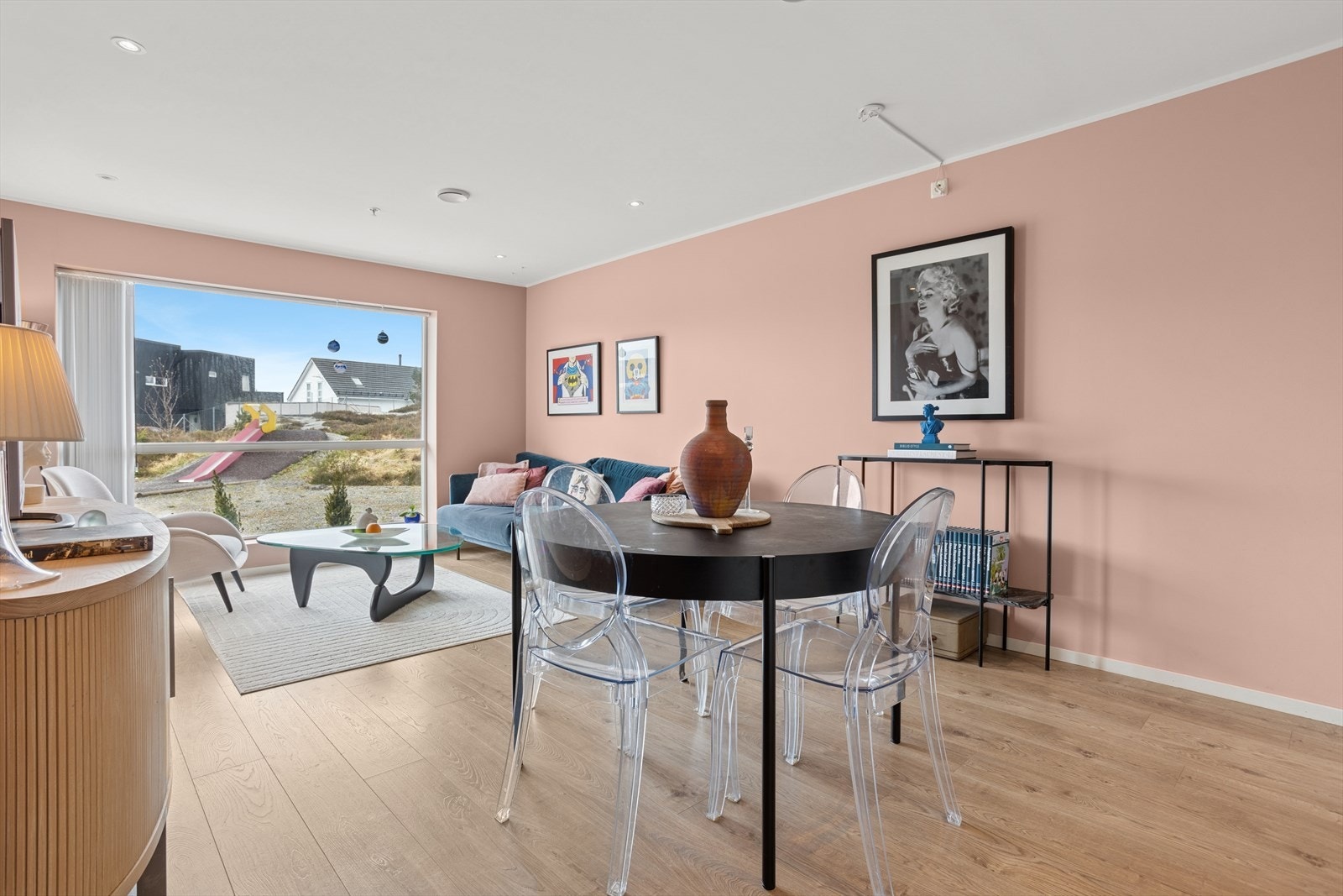Leiligheten har en stor åpen stue/kjøkken løsning med utgang til en vestvendt terrasse. Galleribilde