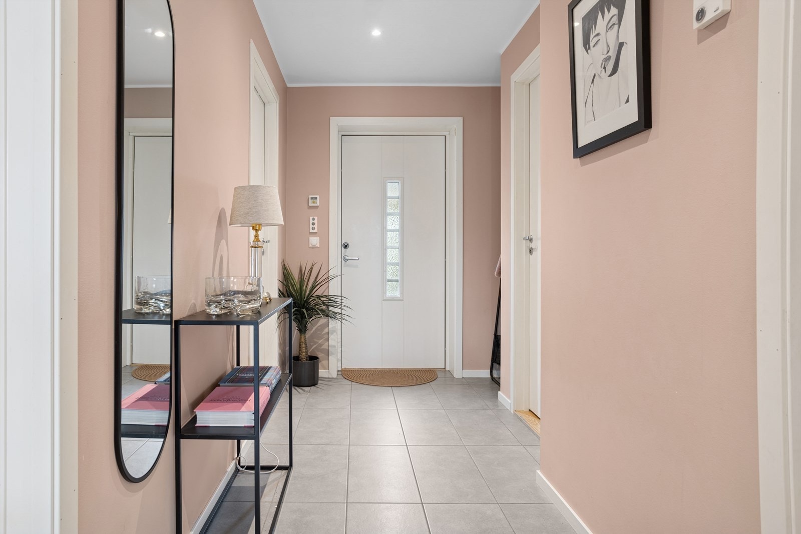 Stor og innbydende entré med tilkomst til alle rom i leiligheten. Galleribilde