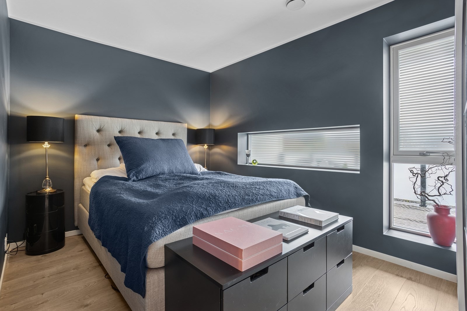 Leiligheten har to soverom, hovedsoverommet har god plass til innredning av dobbeltseng, nattbord og garderobeskap. Galleribilde