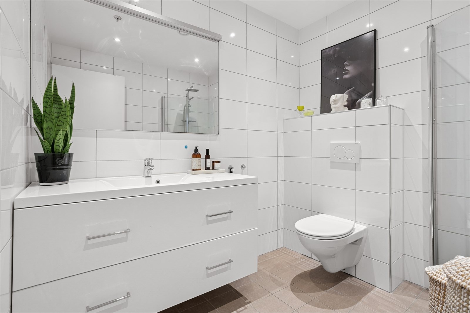 Badet har et flislagt gulv med vannbåren gulvvarme, som gir en behagelig varme. Veggene er flislagte og taket er malt. Galleribilde