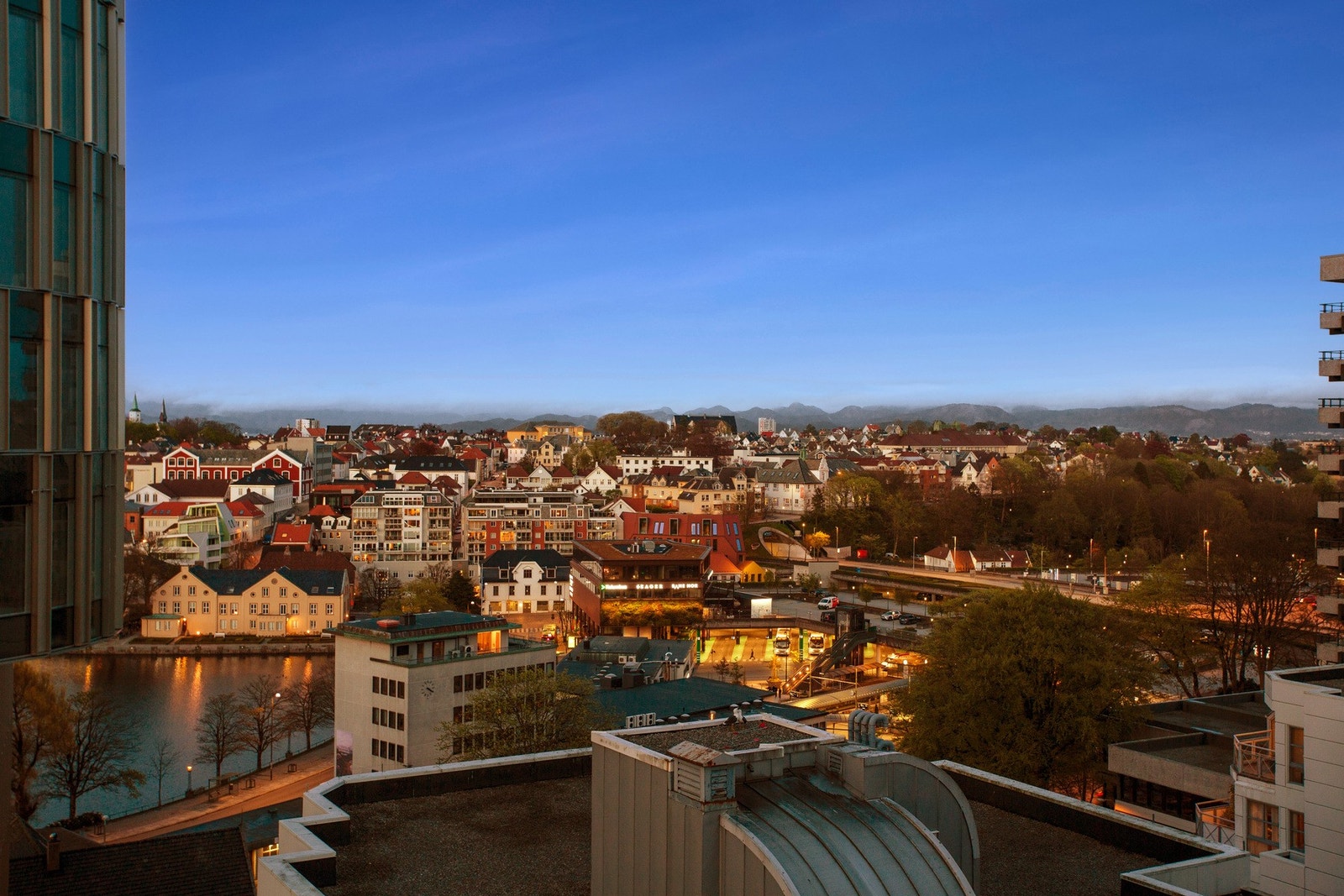 Flott utsikt over Storhaug fra den innglassede terrassen Galleribilde