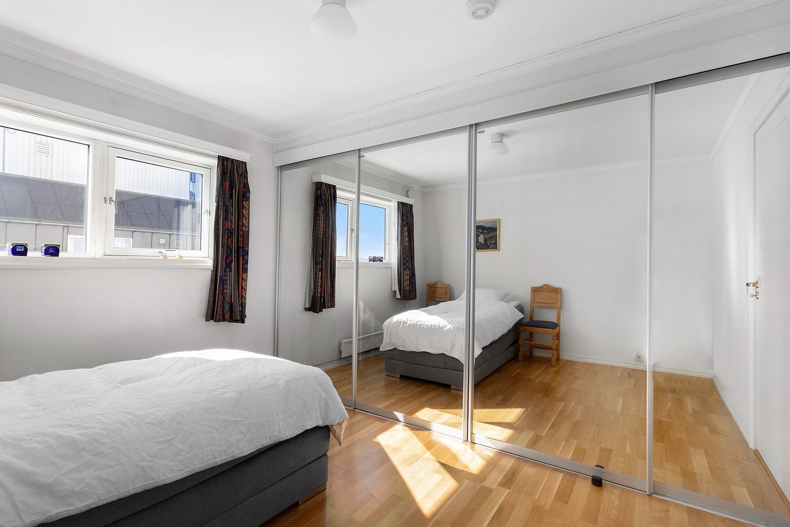 Soverom med stor speildørsgarderobe. Galleribilde