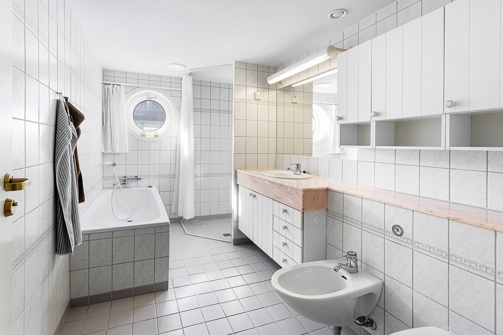 Pent bad fra byggeår, med dusj, badekar, wc, toalett og bide. Galleribilde