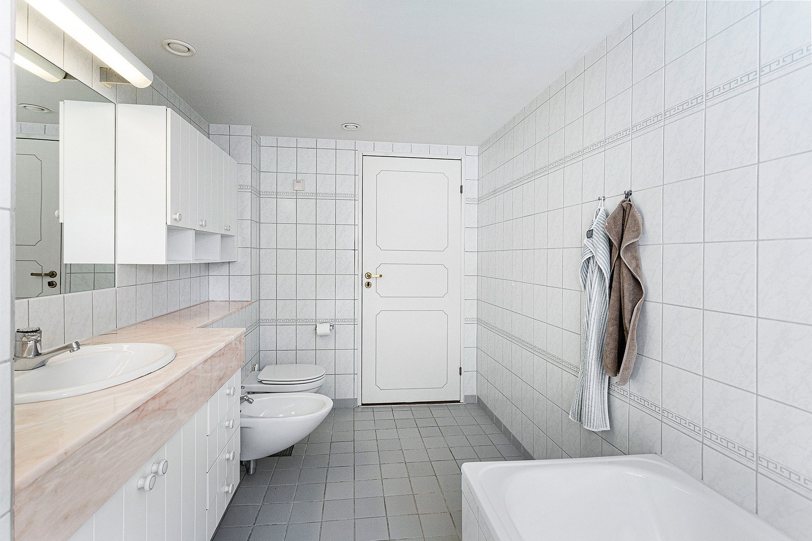 Badet er helfliset og med bruk av marmor. Galleribilde