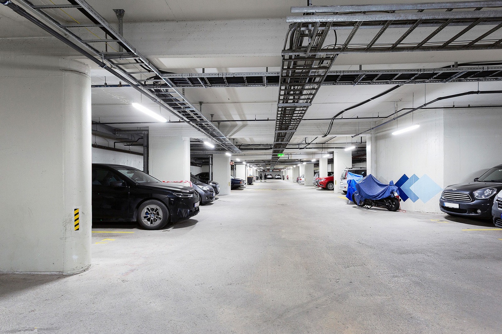 Parkeringsplass nede med mulighet for el-bil lader. Galleribilde