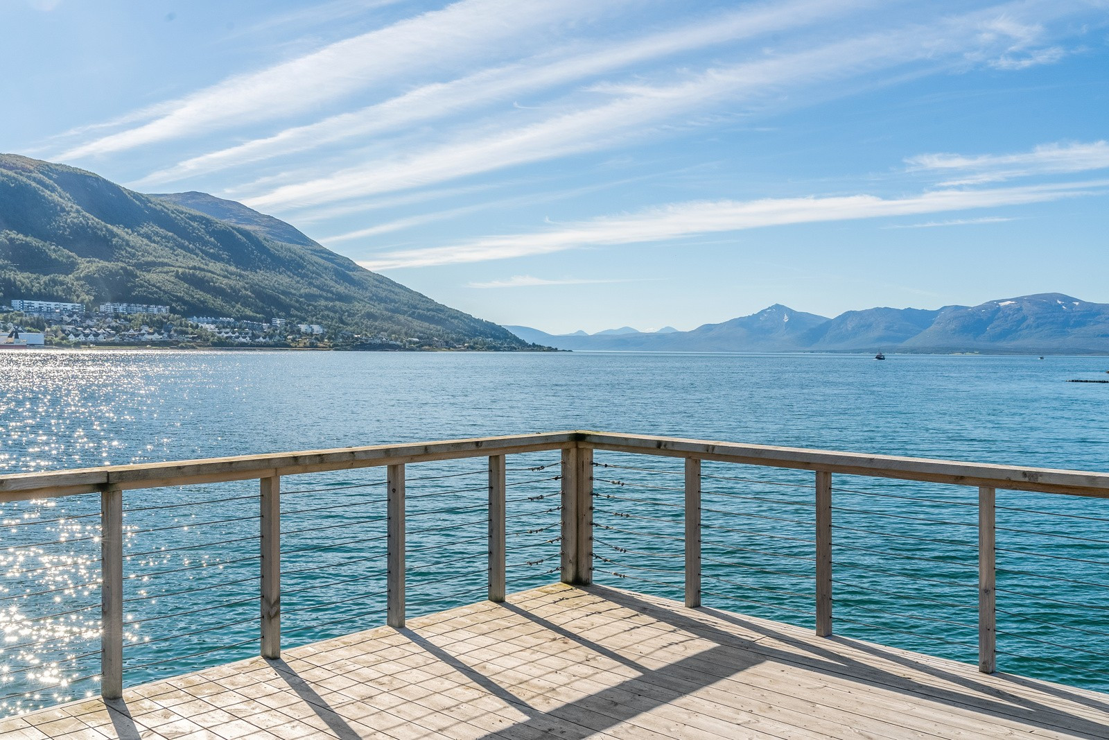 Det er kort vei til strandpromenade, badeplass, sjø og fjære!