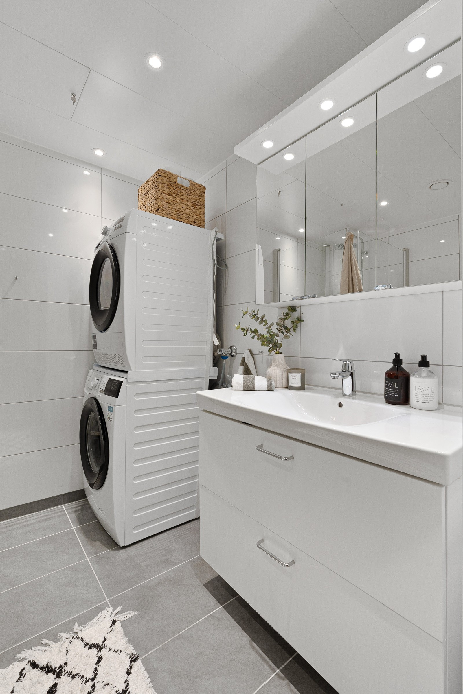 Lekker bad/vaskerom med gulvvarme, lekre fliser og downlights i himling. Lys baderomsinnredning og speilskap.