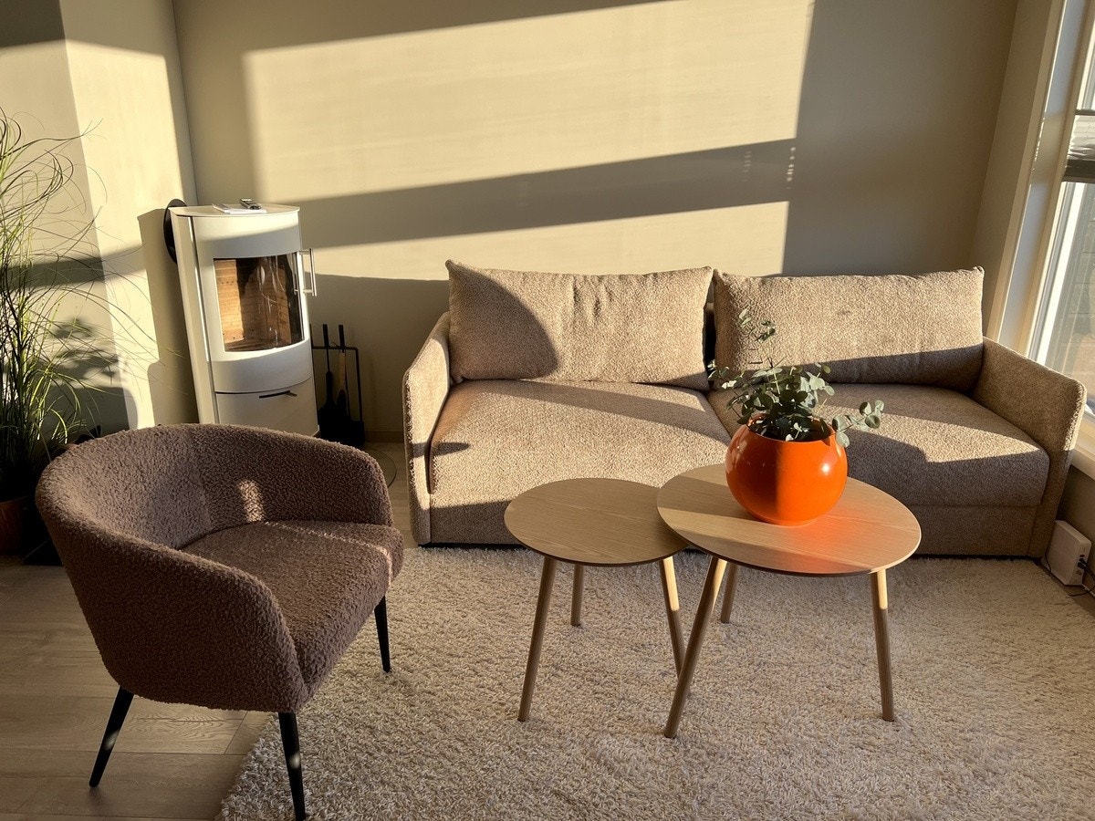 Stue med peis, sovesofa og smarttv Galleribilde