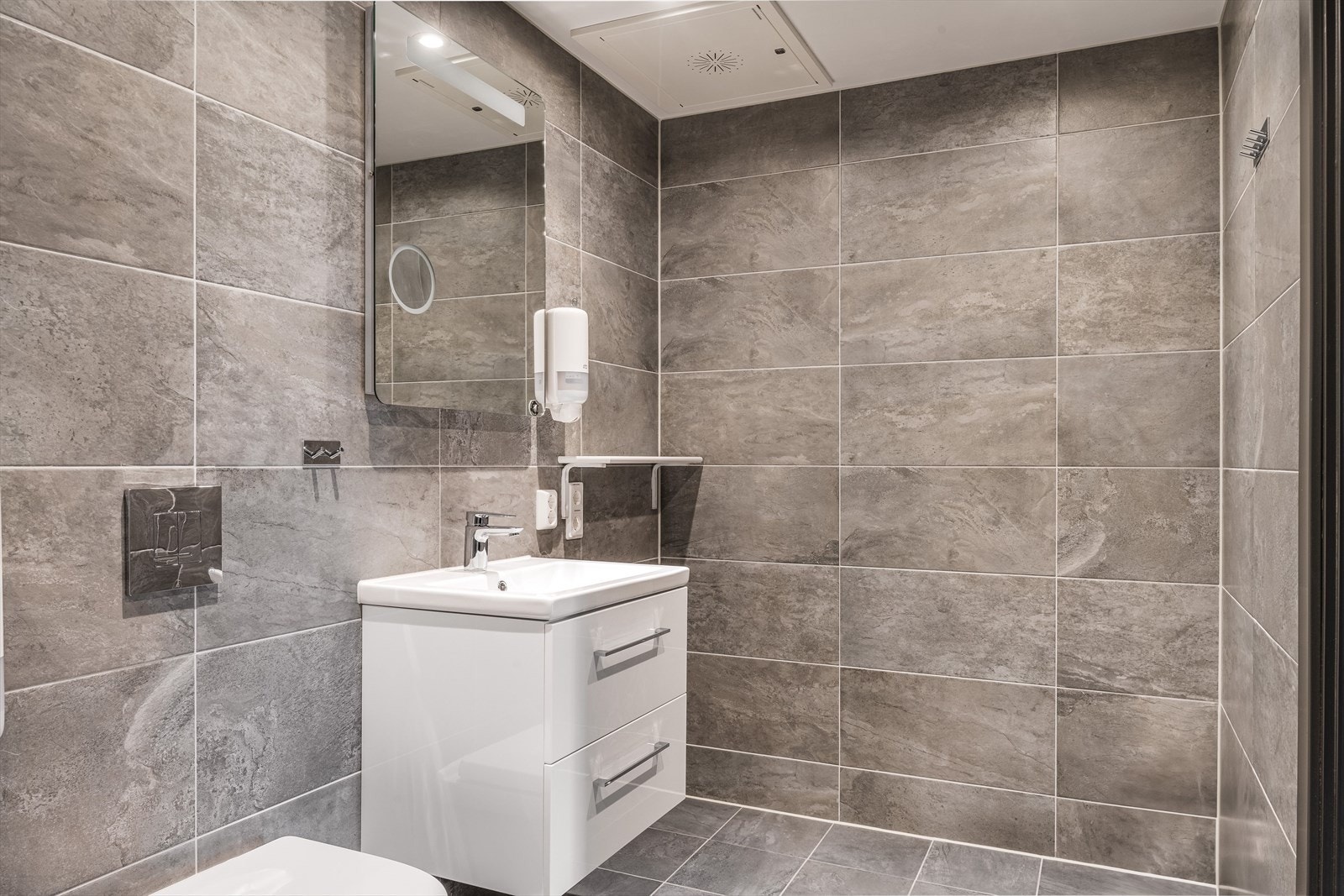 120-3-1_006.jpg Galleribilde