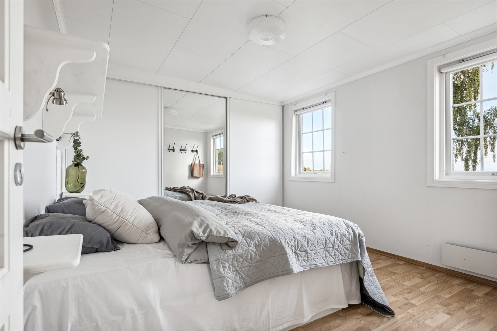Hovedsoverommet, som ligger i første etasje, har lyse og trivelige overflater, og det er god plass til dobbeltseng. Innredet med romslig skyvedørsgarderobe. Galleribilde