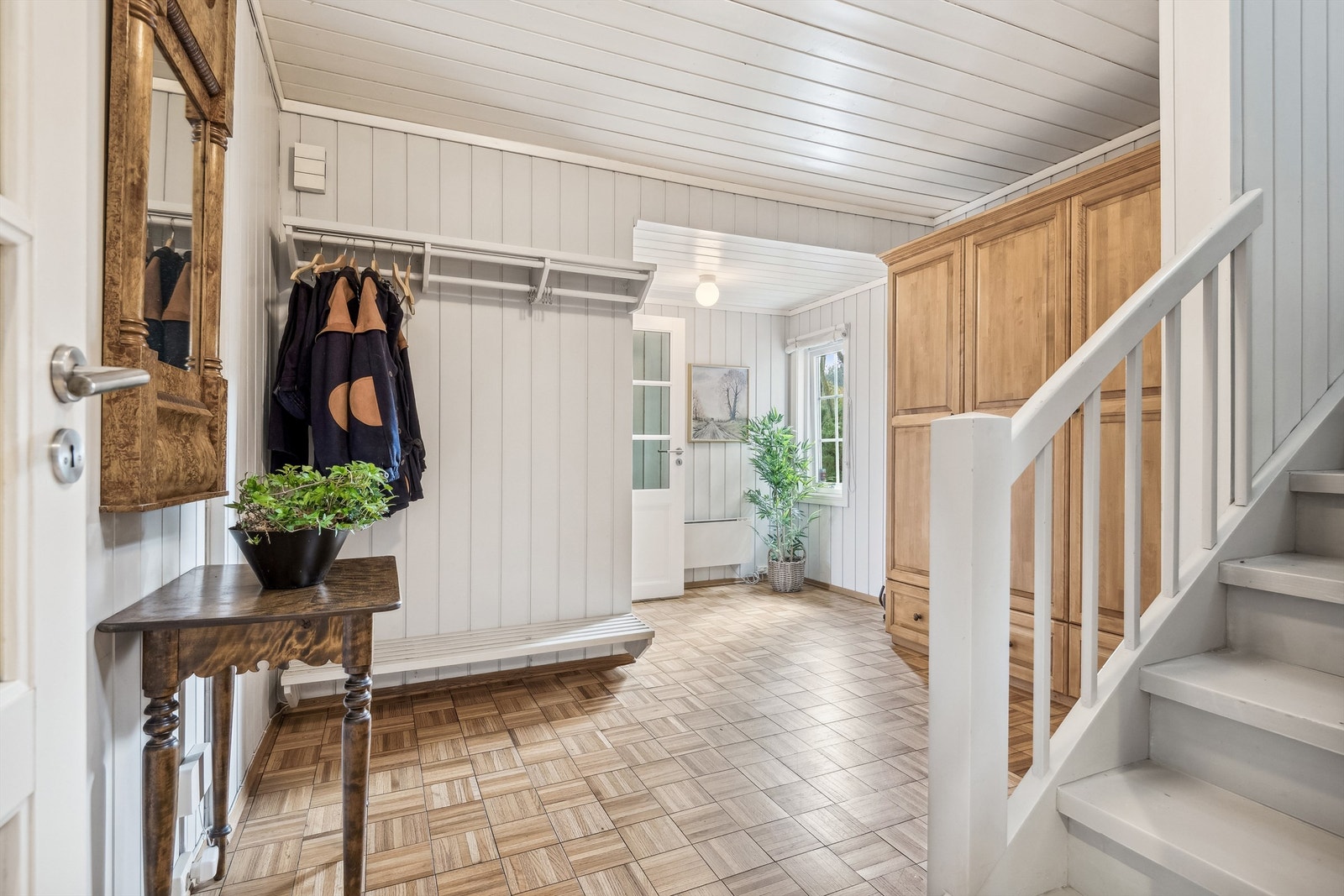 Du ønskes velkommen via en romslig gang, som har garderobeskap og godt med plass til yttertøy. Galleribilde