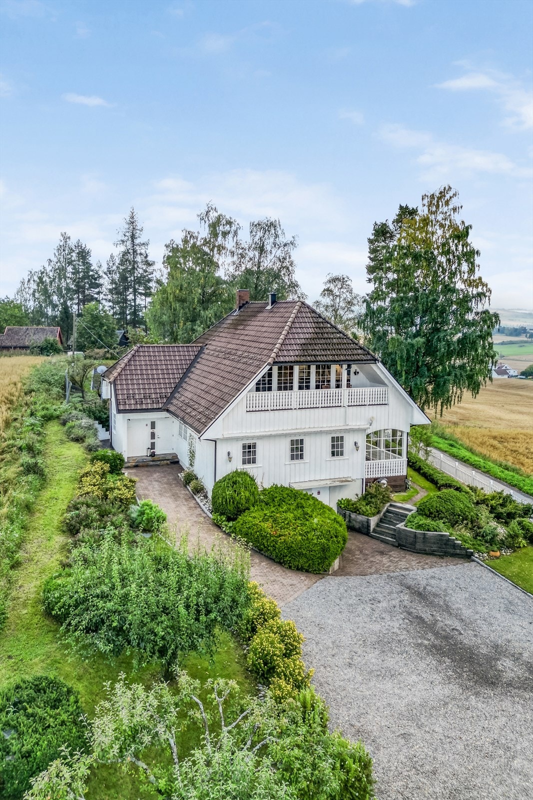 Pent opparbeidet gruset gårdsplass med en romslig garasje, samt et pent inngangsparti med belegningsstein. Galleribilde