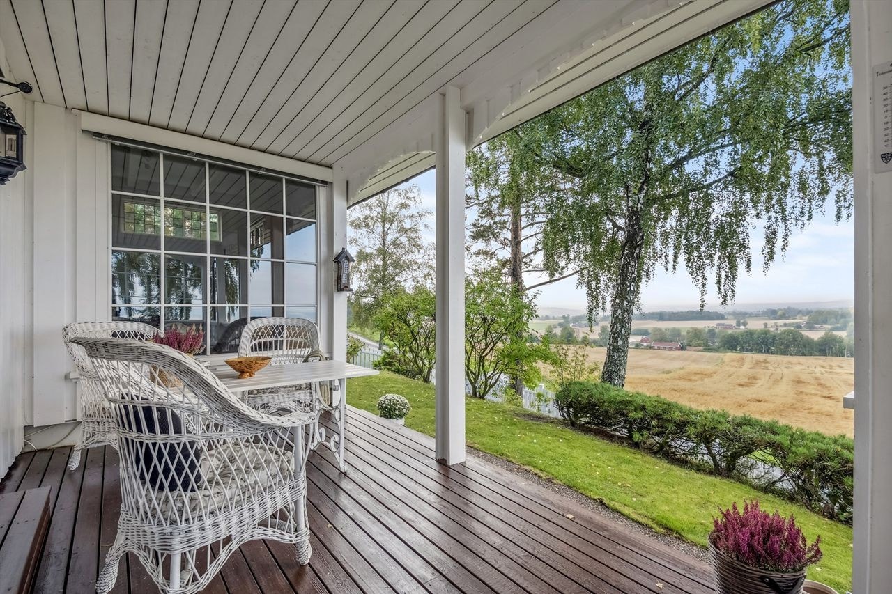 Koselig overbygd terrasse med fin utsikt. Galleribilde