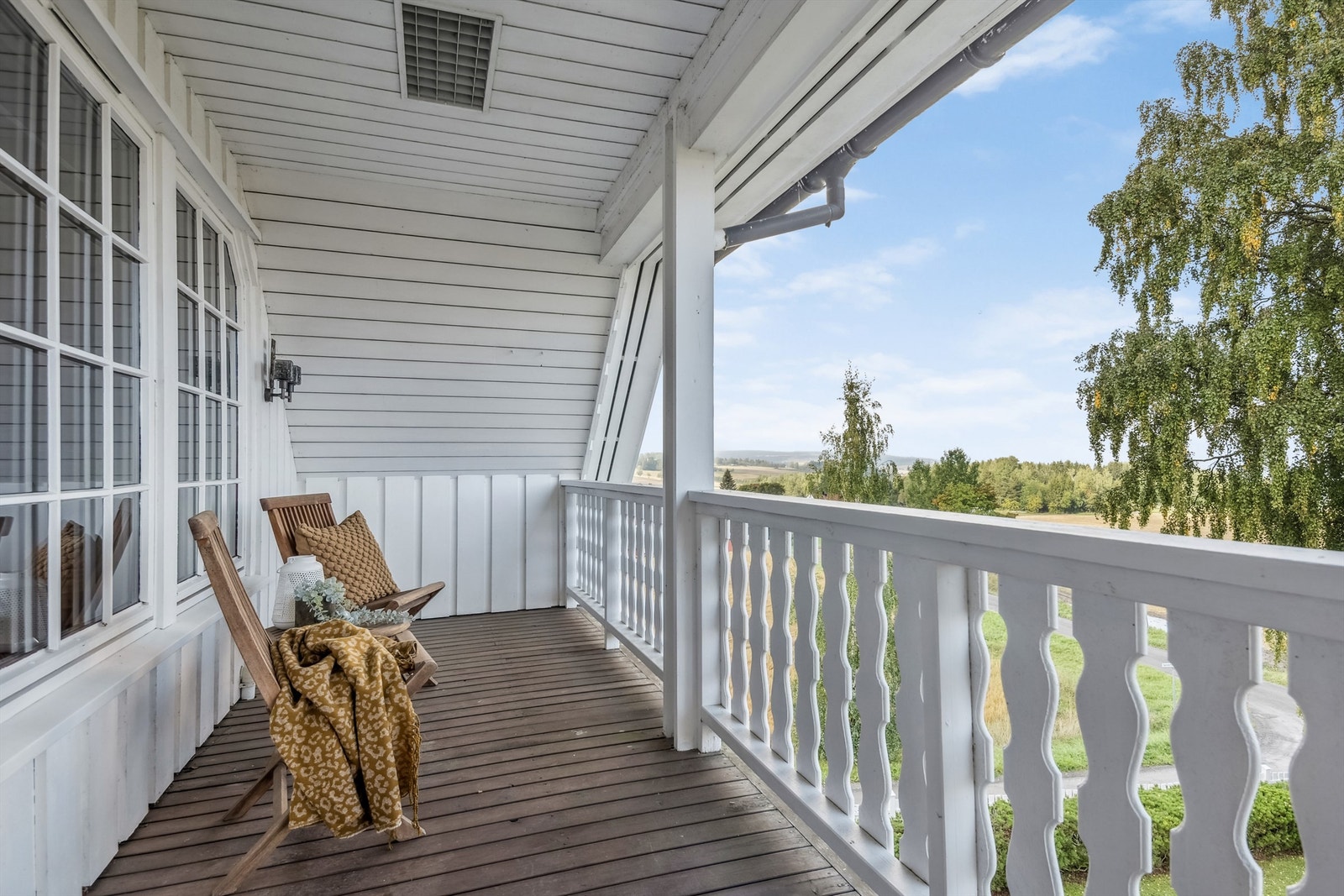 Utgang fra loftstuen til overbygd terrasse. Galleribilde