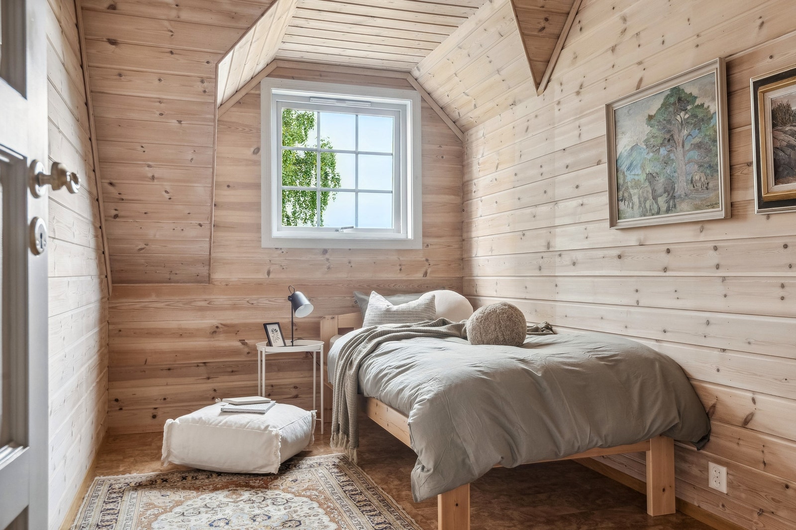 Trivelig soverom på loftplan. Galleribilde