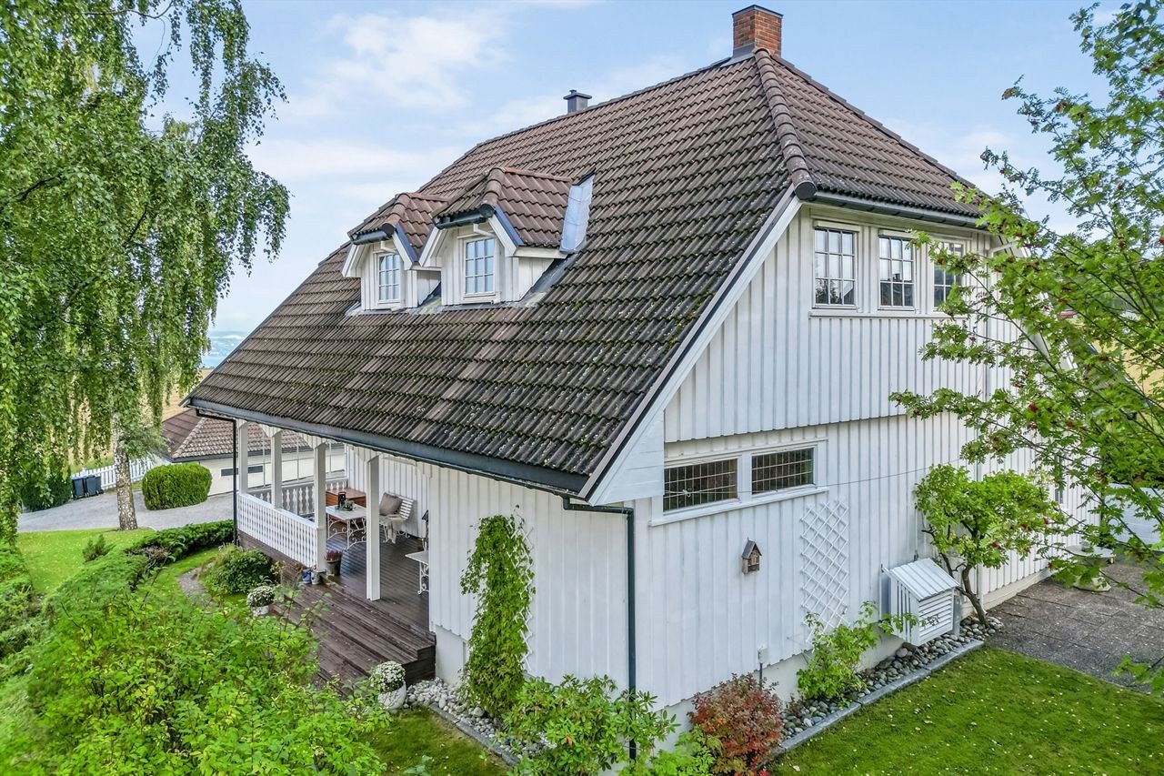Boligen er over to etasjer med kjeller og har en fin og opparbeidet hagetomt. Galleribilde