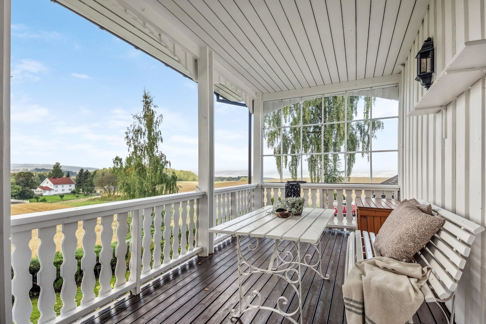 Utgang fra stuen til overbygd terrasse med fin plass for utemøblement. Galleribilde