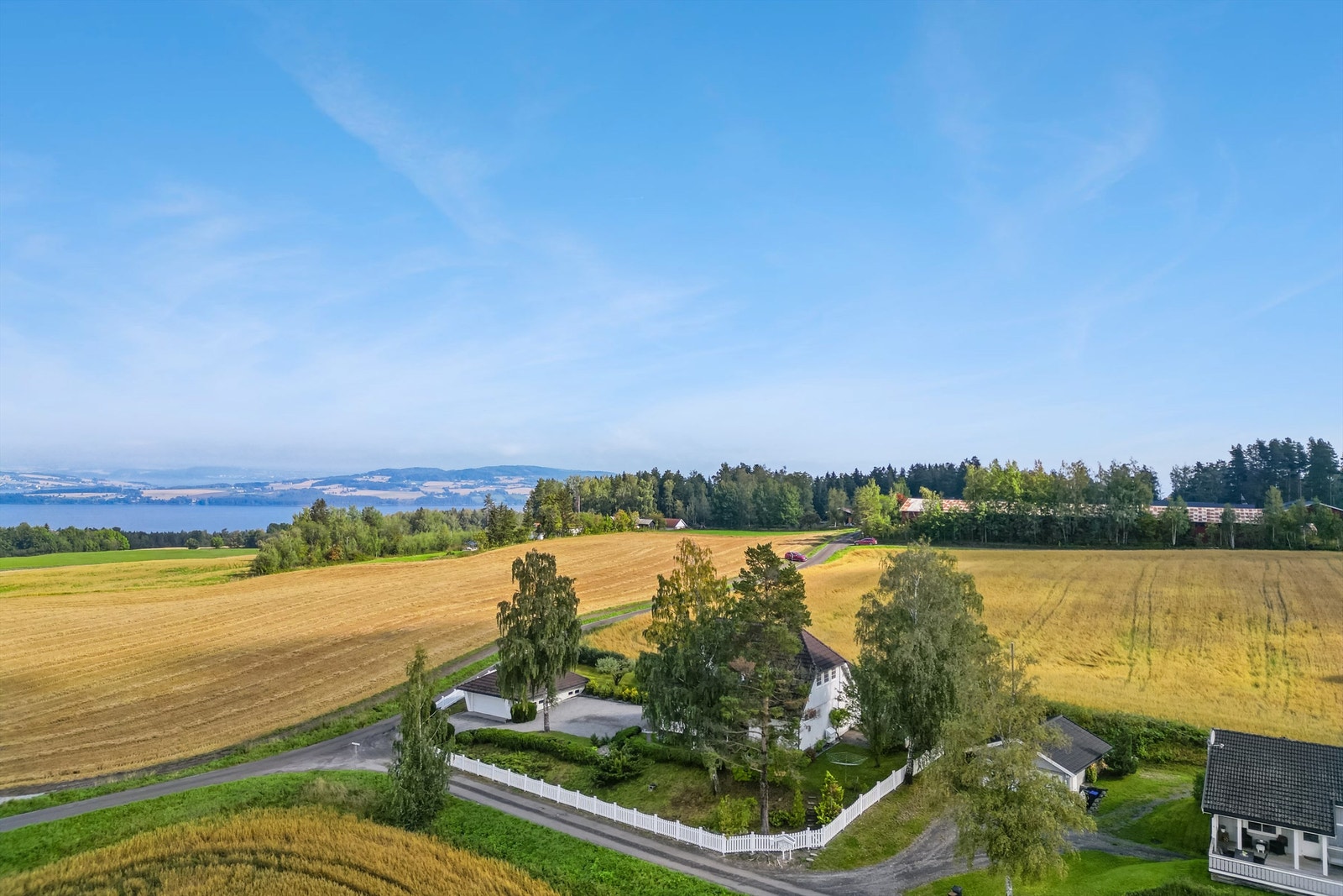 Eiendommen er beliggende på Kapp i Østre Toten kommune, omgitt av landlige omgivelser med spredt småhusbebyggelse og tilgrensende landbruksarealer. Galleribilde