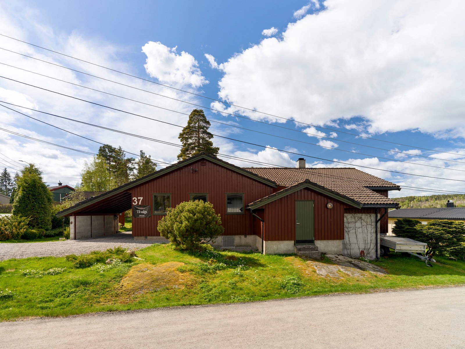Flott eiet tomt på 968 kvm. Carport med el-bil lader. God plass til parkering i gårdsplass. Galleribilde