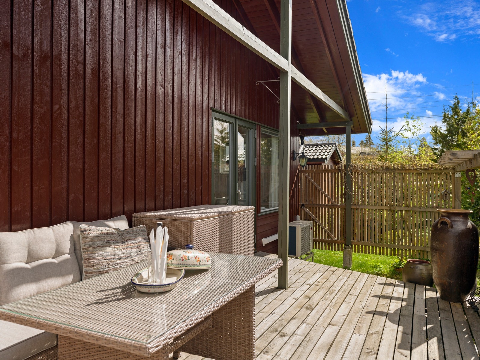 Solrik terrasse på ca. 33 kvm med utgang fra 2 stuer. Galleribilde