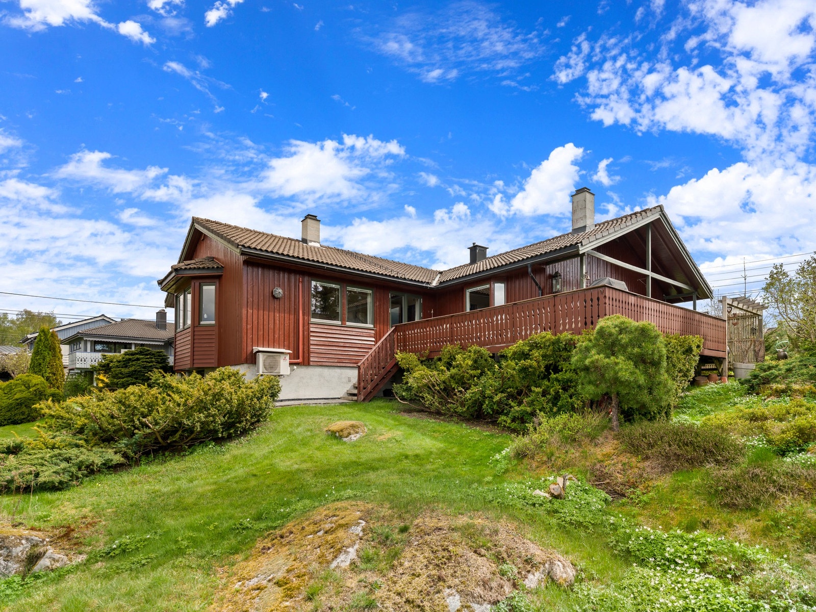 Furuveien 37 er en velholdt, og innholdsrik enebolig med carport, flott hage og attraktiv beliggenhet. Galleribilde