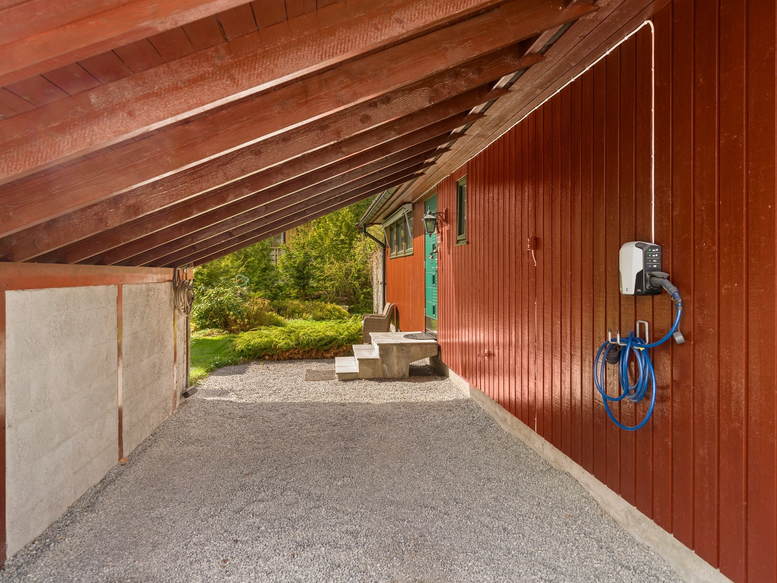Carport med e-bil lader. Galleribilde