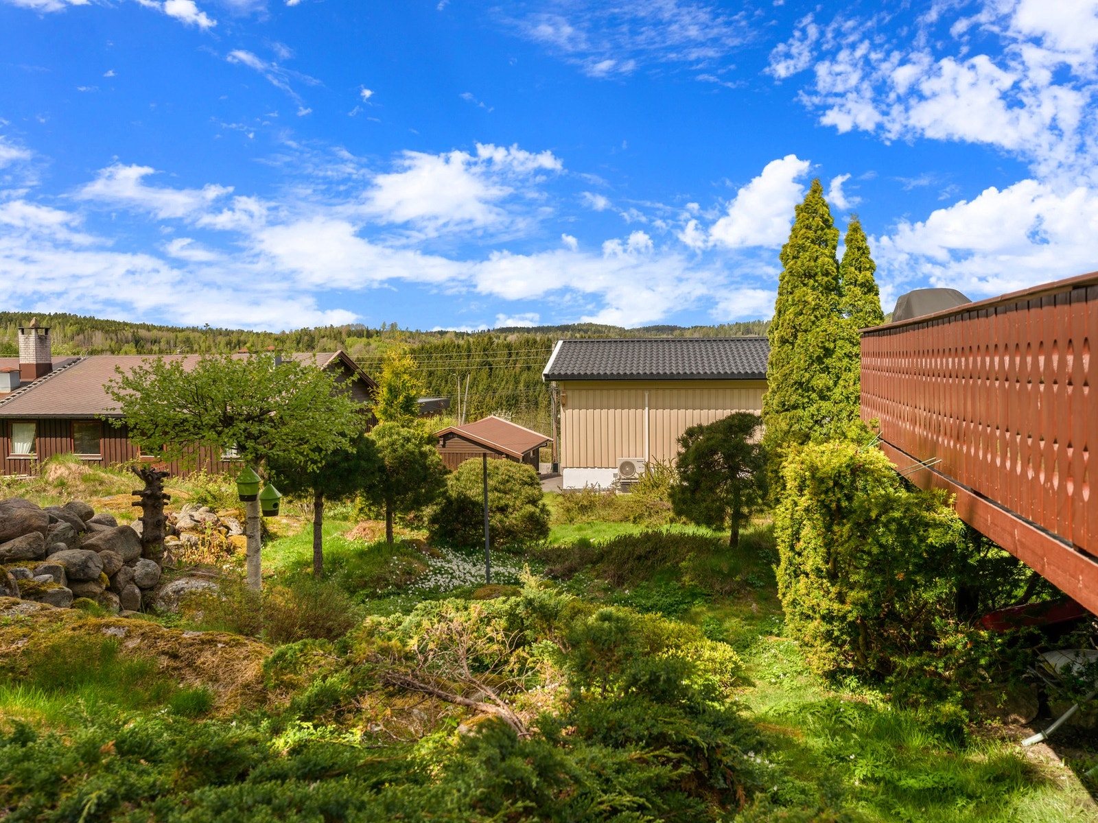 Flott hage med delvis naturtomt og plenarealer for enkelt vedlikehold. Galleribilde